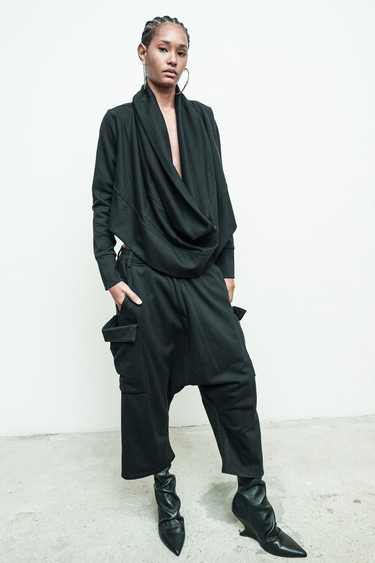 files/NicholasK-K-144-SheltonCrop-Black-05.jpg