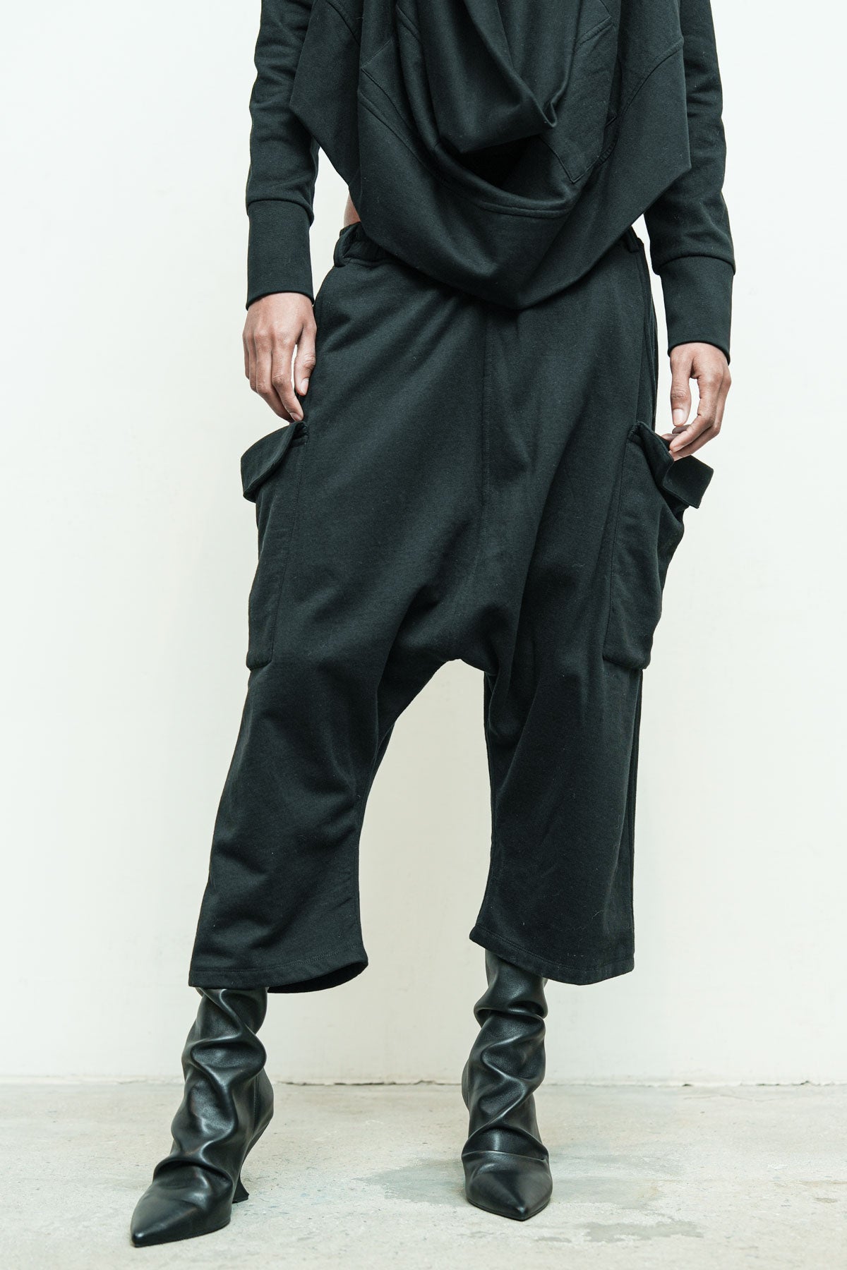 files/NicholasK-K-144-SheltonCrop-Black-P-309C-MalibuPant-Black-01.jpg