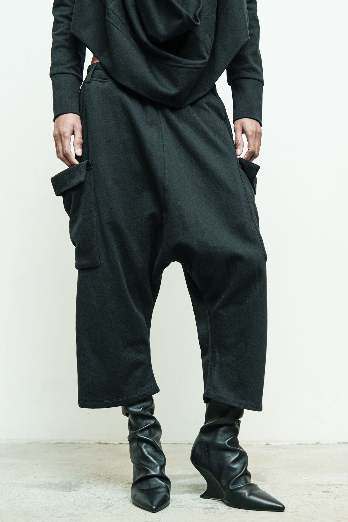 files/NicholasK-K-144-SheltonCrop-Black-P-309C-MalibuPant-Black-010.jpg