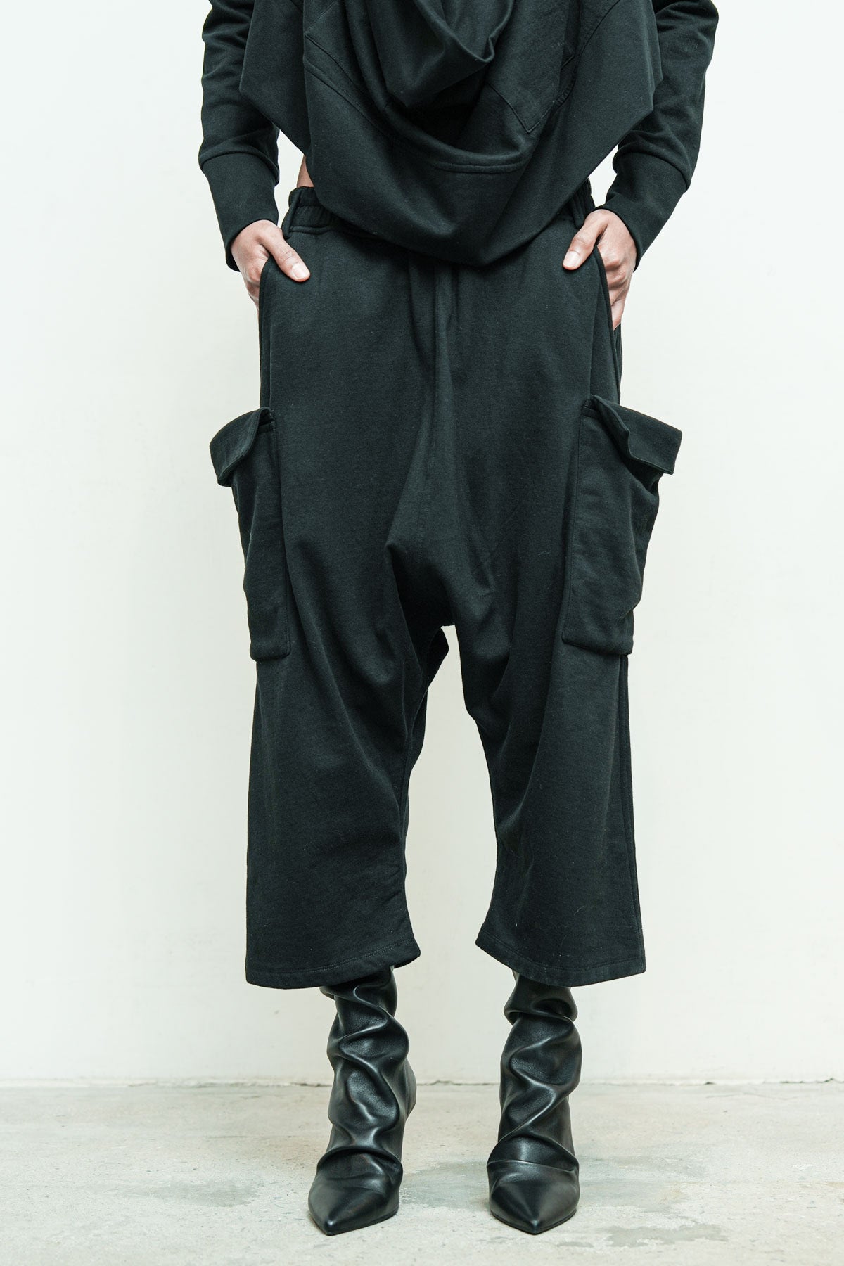 files/NicholasK-K-144-SheltonCrop-Black-P-309C-MalibuPant-Black-05.jpg