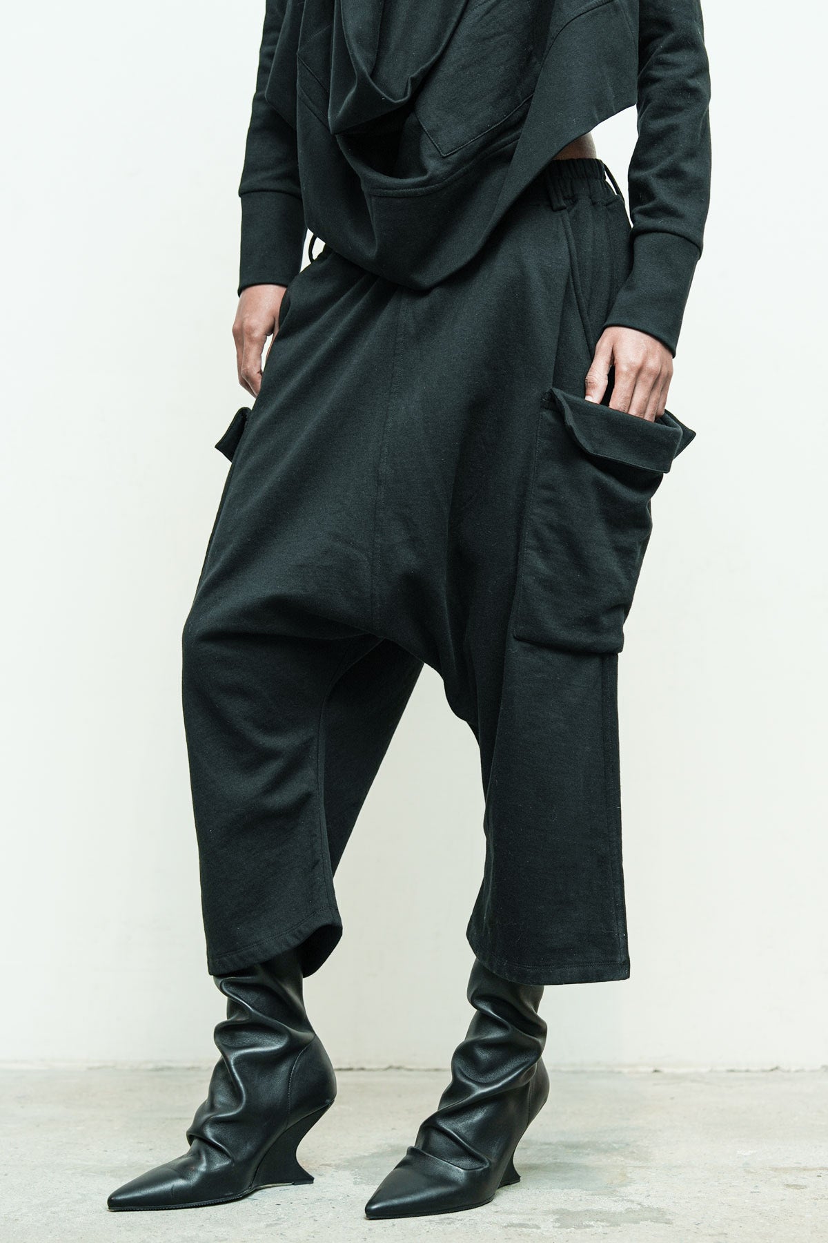 files/NicholasK-K-144-SheltonCrop-Black-P-309C-MalibuPant-Black-09.jpg