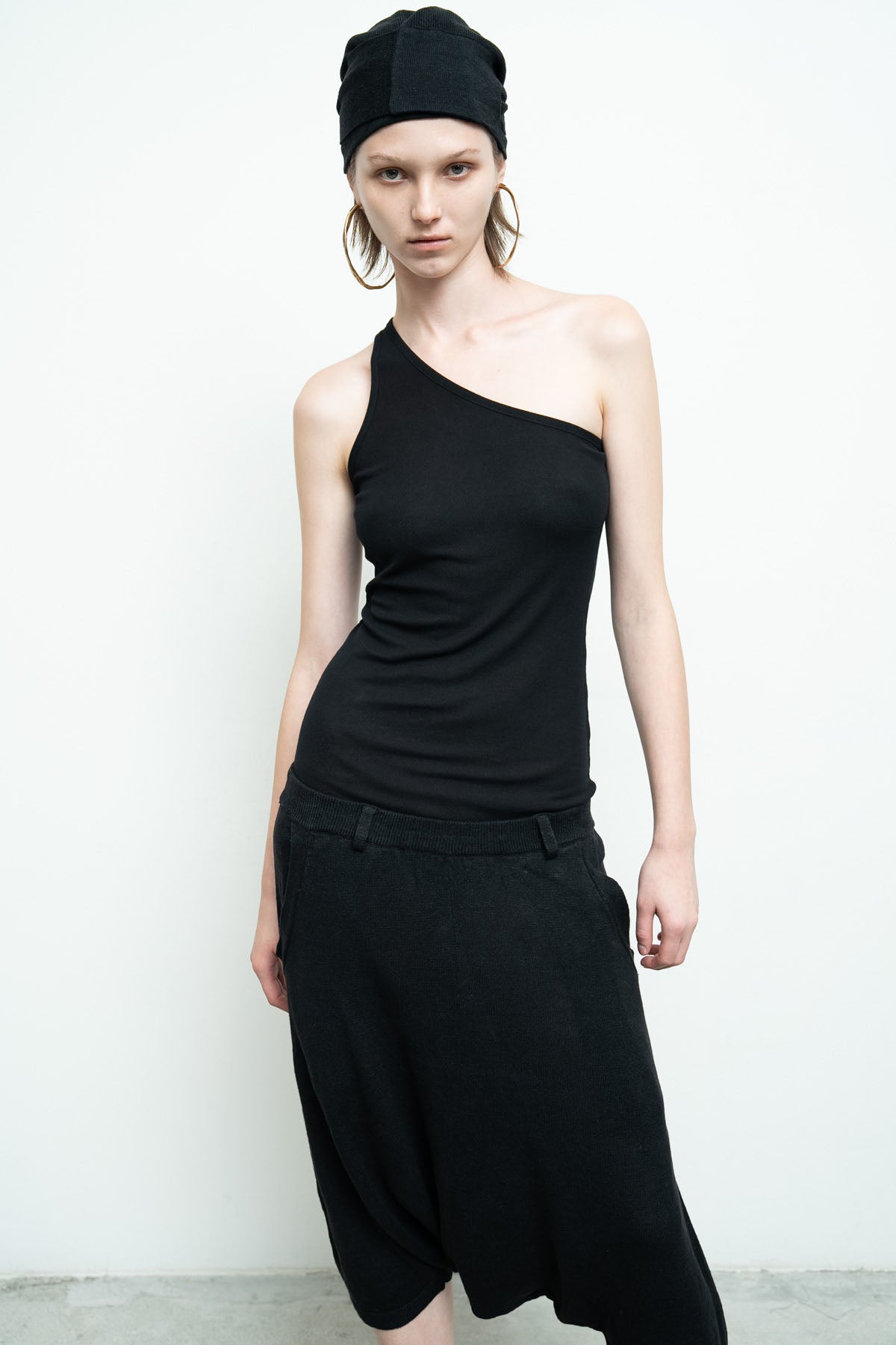 files/NicholasK-K-322-SmithTank-Black-01_c360f780-5f4a-4018-89e2-fb3a4e402857.jpg