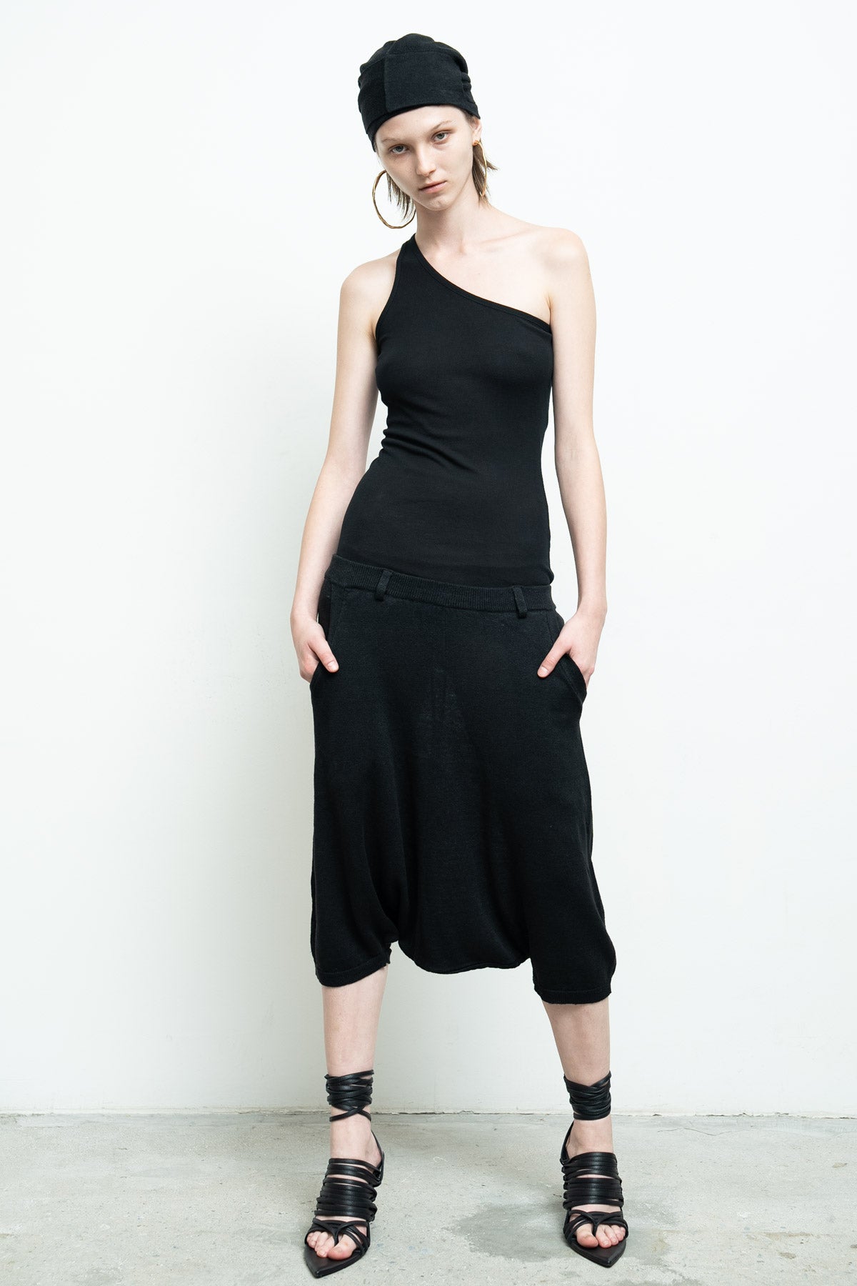 files/NicholasK-K-322-SmithTank-Black-03_47b05095-2f0c-4db3-84b1-c5bf1f08fc37.jpg