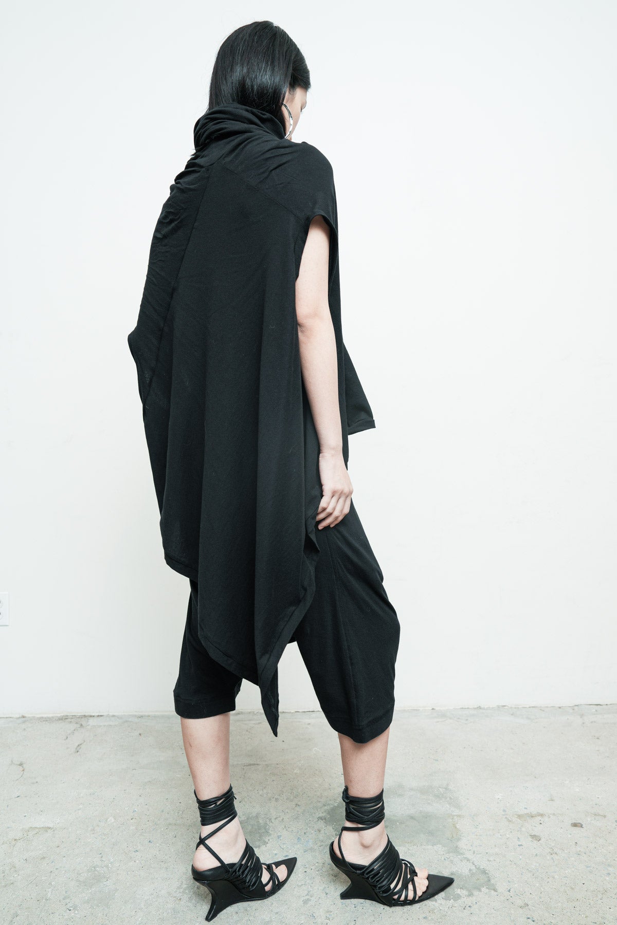 files/NicholasK-K-385-SeriusSLeeveless-Black-010_833aba88-a595-4a6c-9d0b-d2951ad39a98.jpg