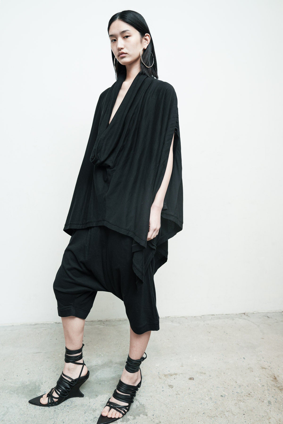 files/NicholasK-K-385-SeriusSLeeveless-Black-01_e813e66e-8008-4374-a156-65e91a09775b.jpg