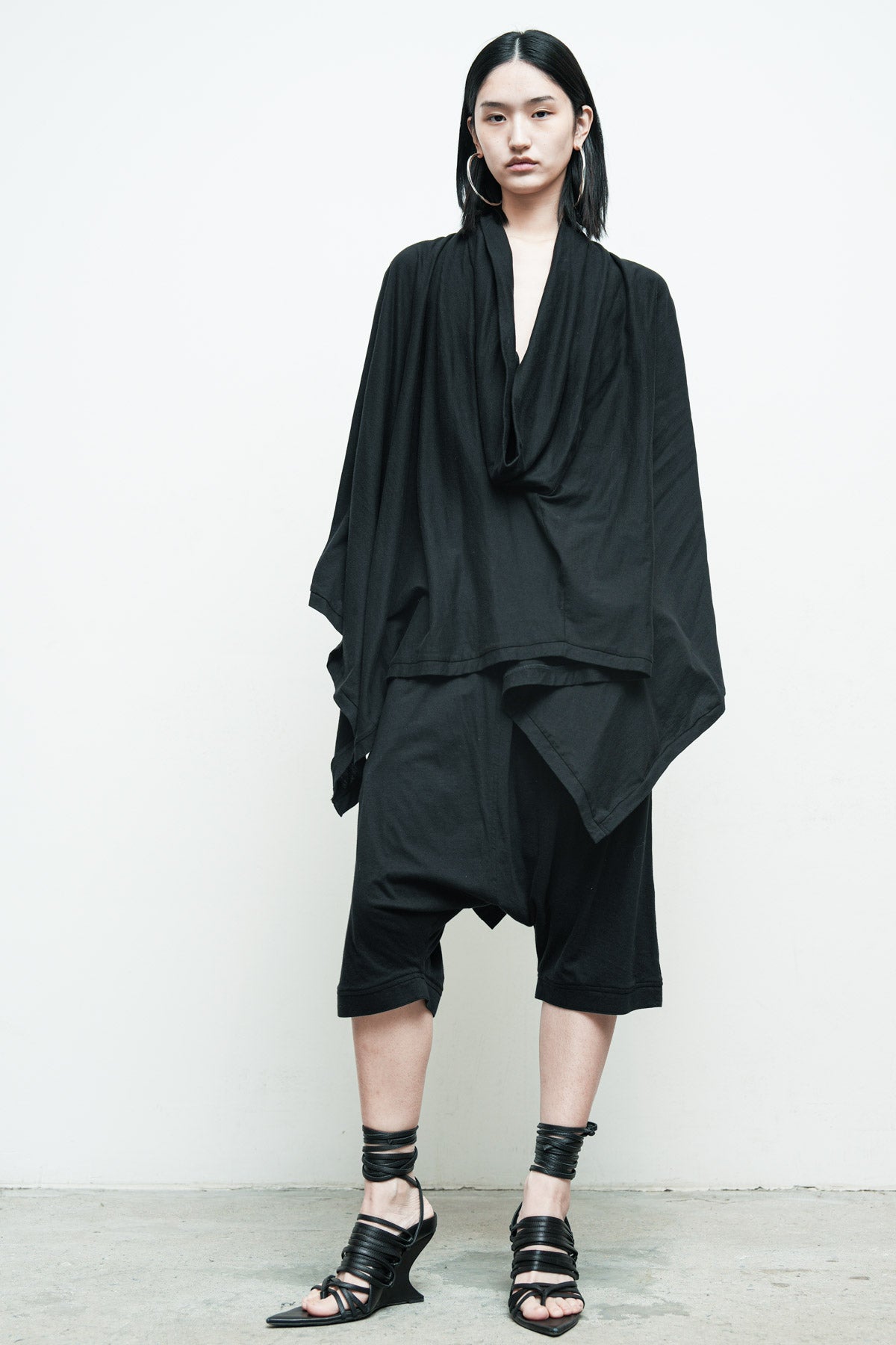 files/NicholasK-K-385-SeriusSLeeveless-Black-03_df7fb581-6e71-49ca-920a-01571347f8be.jpg