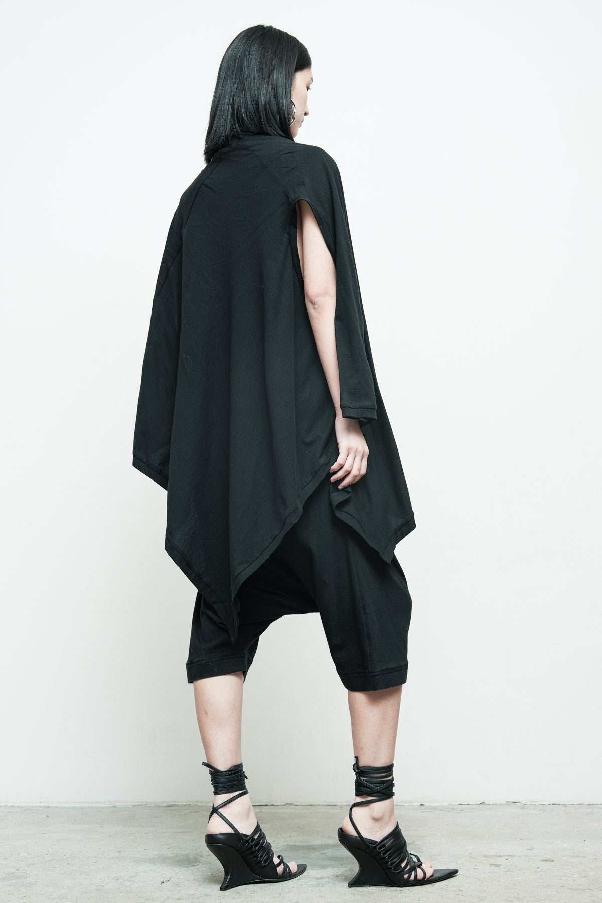 files/NicholasK-K-385-SeriusSLeeveless-Black-04_f80a6a66-d960-4add-ad64-bd5f3ef287be.jpg