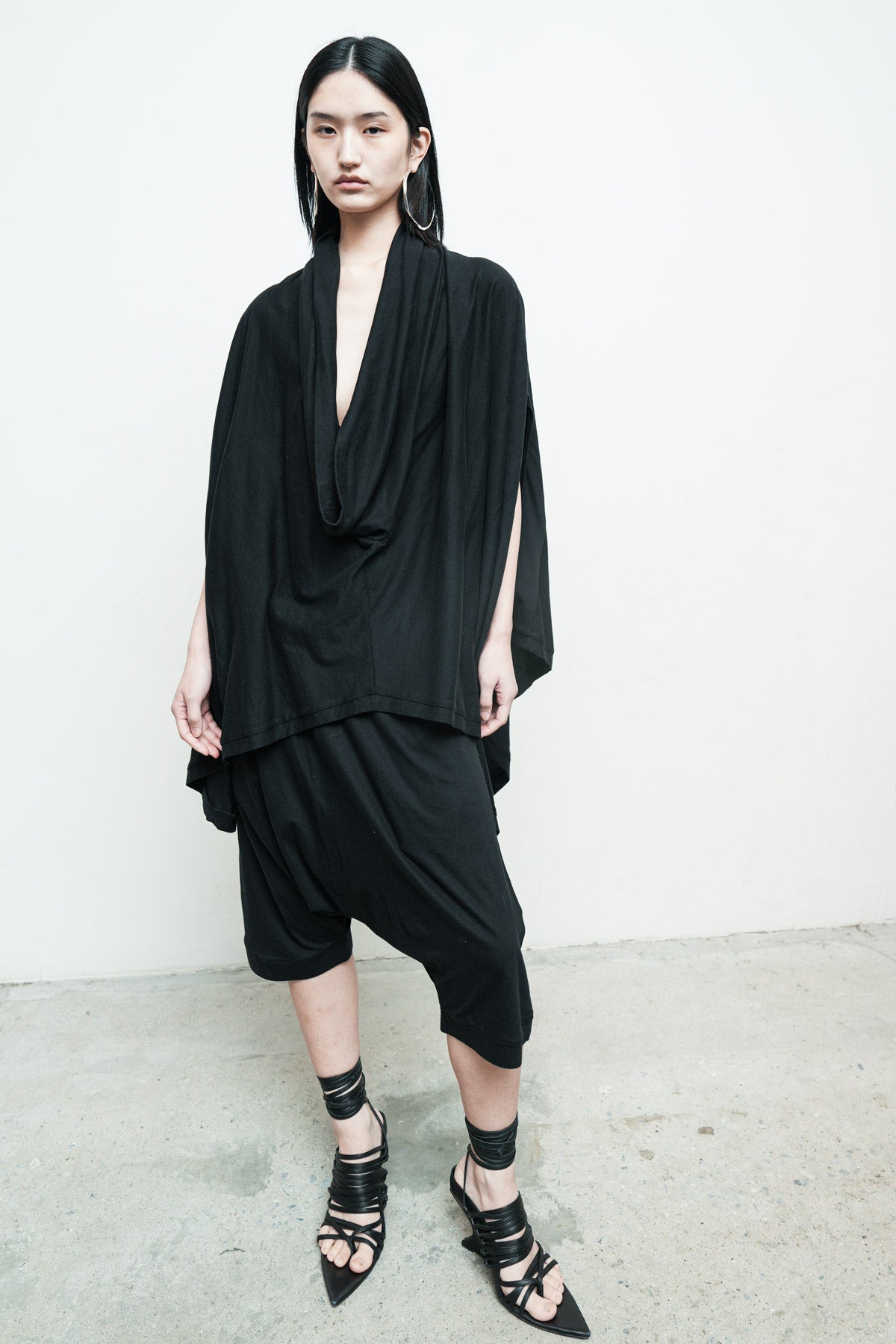 files/NicholasK-K-385-SeriusSLeeveless-Black-05_6f0ad8c8-dce5-47a6-a99e-8dbae4db2186.jpg