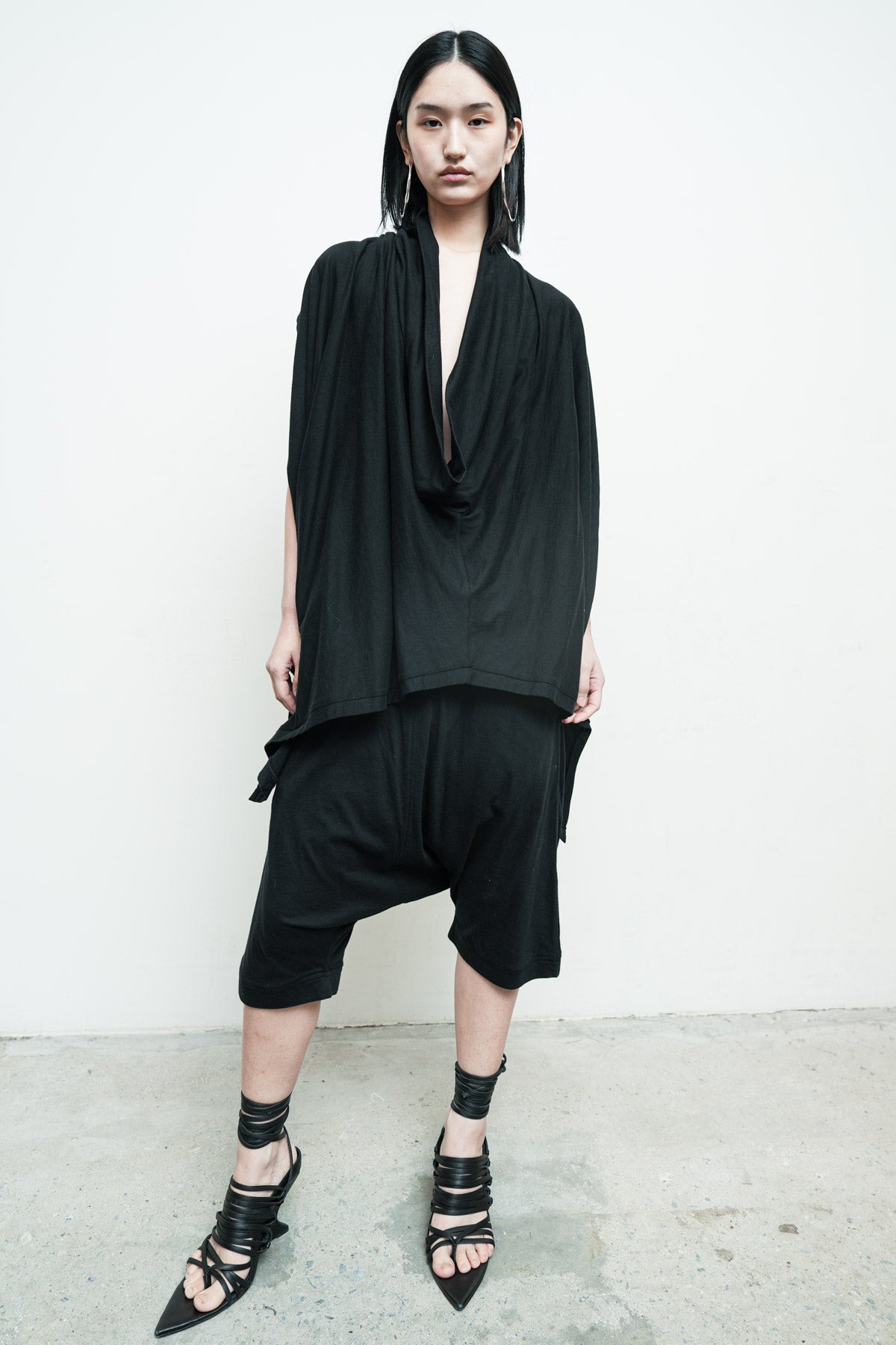 files/NicholasK-K-385-SeriusSLeeveless-Black-06_e0ffcf6f-7b22-454f-afe8-56d99248a373.jpg