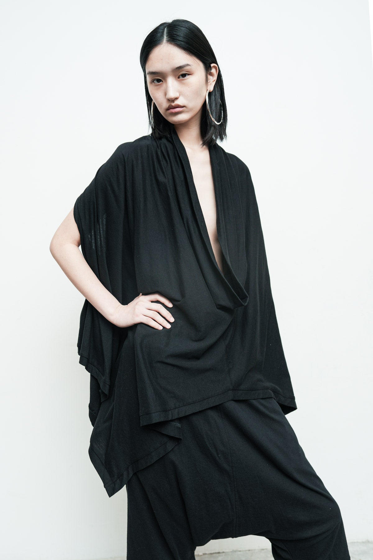 files/NicholasK-K-385-SeriusSLeeveless-Black-07_f0009001-0c0e-405a-90c0-0bc8fcd71a76.jpg