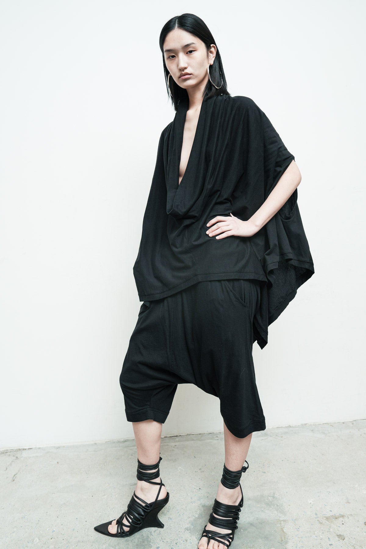 files/NicholasK-K-385-SeriusSLeeveless-Black-08_7142a15f-8a4d-4c34-a1f3-94801d7cc9a9.jpg