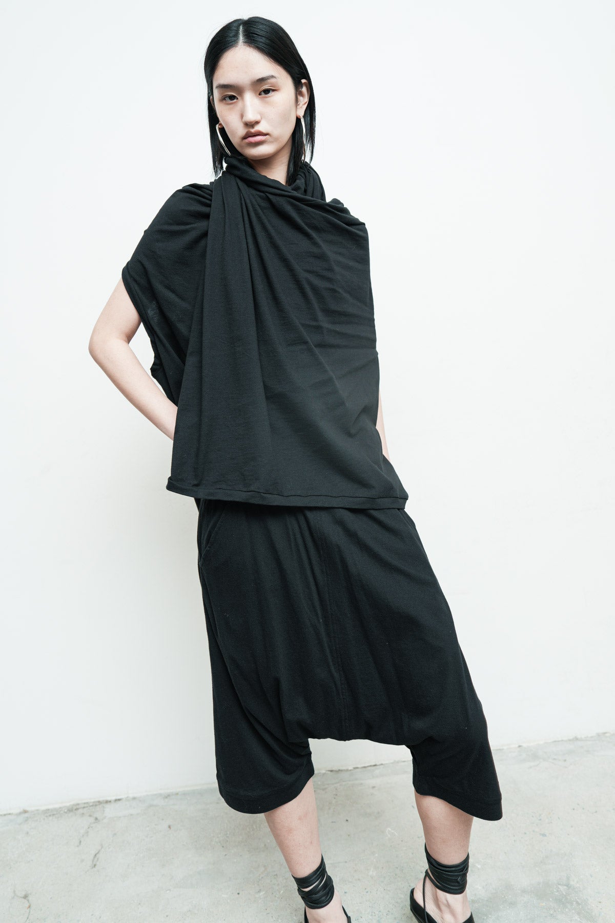 files/NicholasK-K-385-SeriusSLeeveless-Black-09_a1f7ca32-5021-4d5d-9458-1539f6f260bd.jpg