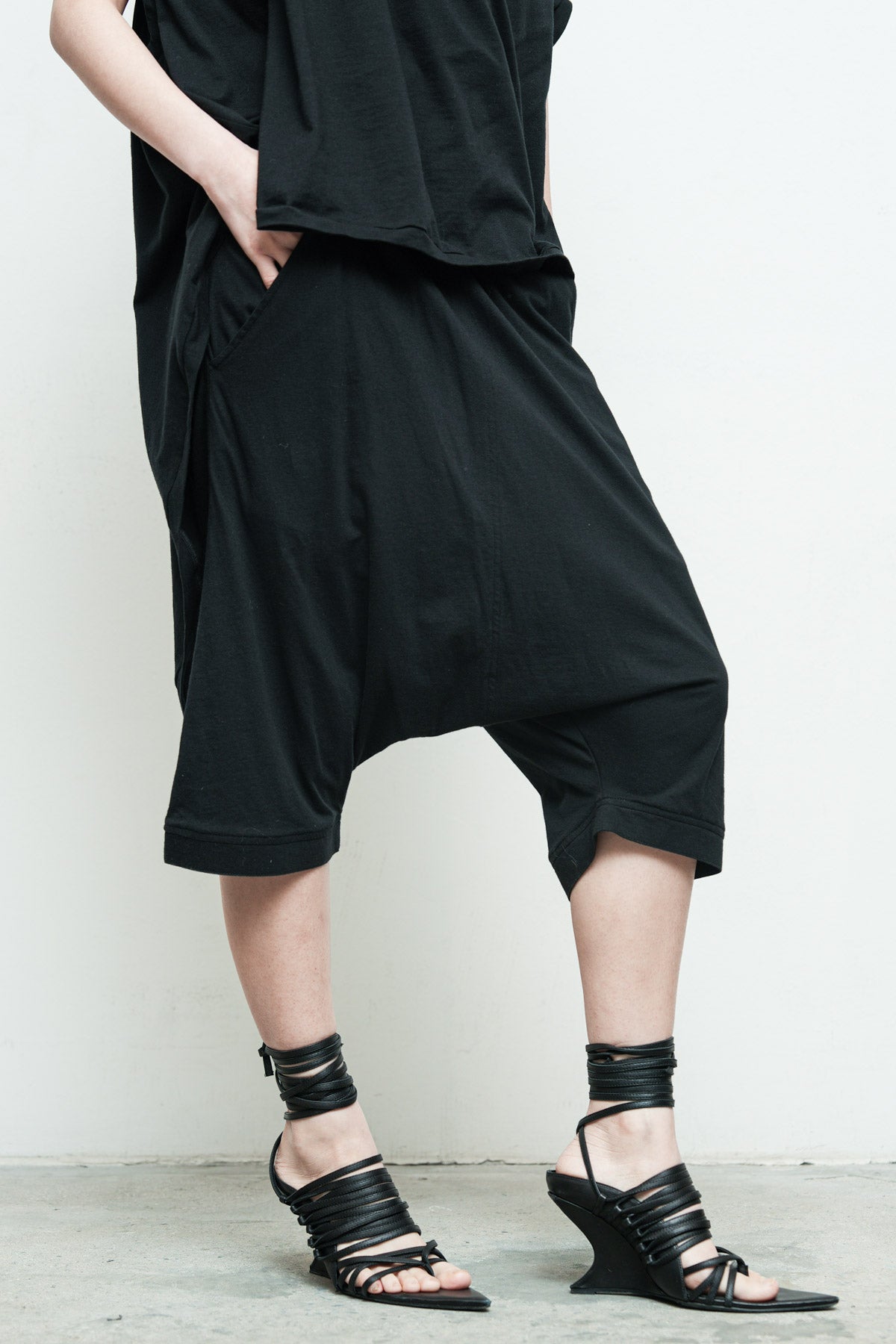 files/NicholasK-K-385-SeriusSLeeveless-Black-P-338B-MillaShort-Black-01_5f47a3de-d2a1-4443-8ac7-43a39ebdbcf3.jpg