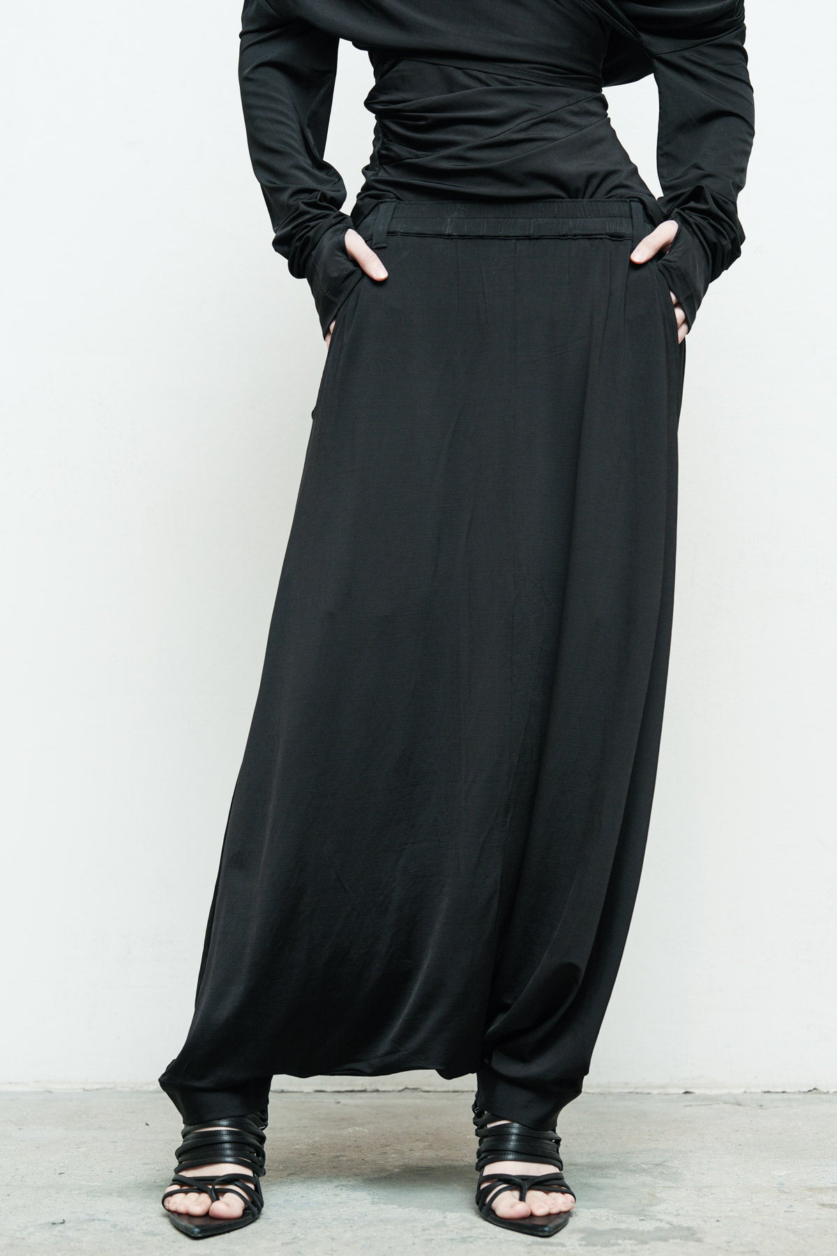 files/NicholasK-K-411-OpalTop-Black-P-306E-BahaSkant-Black-01.jpg