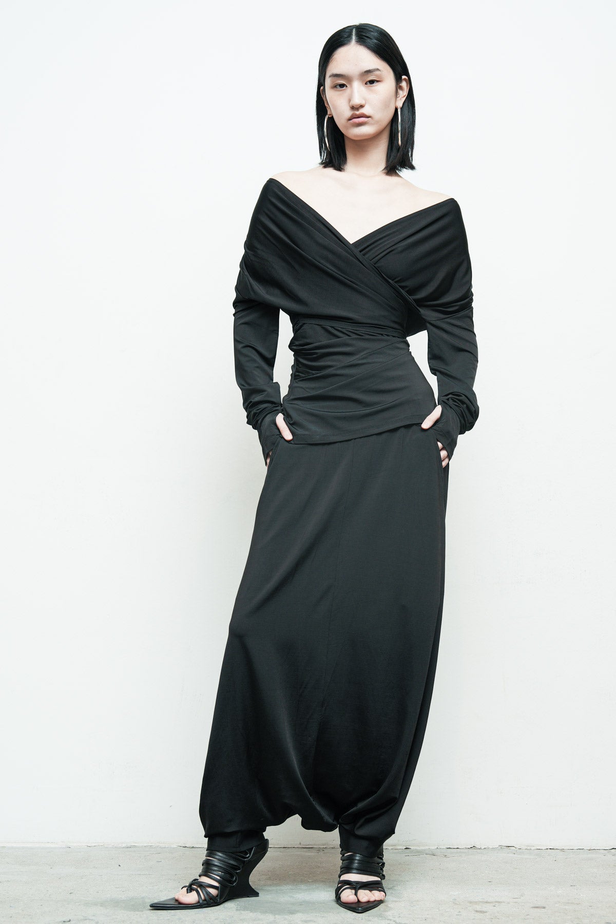 files/NicholasK-K-411-OpalTop-Black-P-306E-BahaSkant-Black-02.jpg