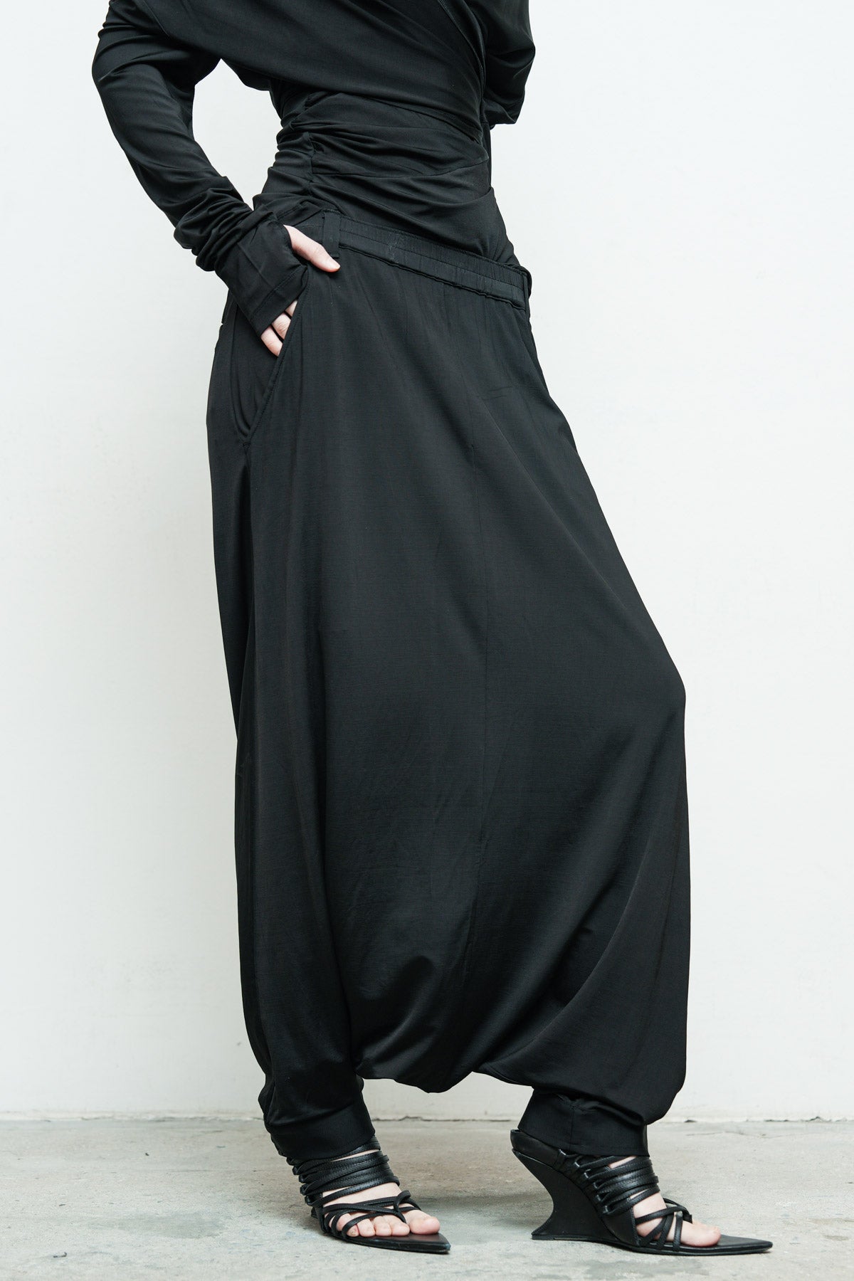 files/NicholasK-K-411-OpalTop-Black-P-306E-BahaSkant-Black-03.jpg