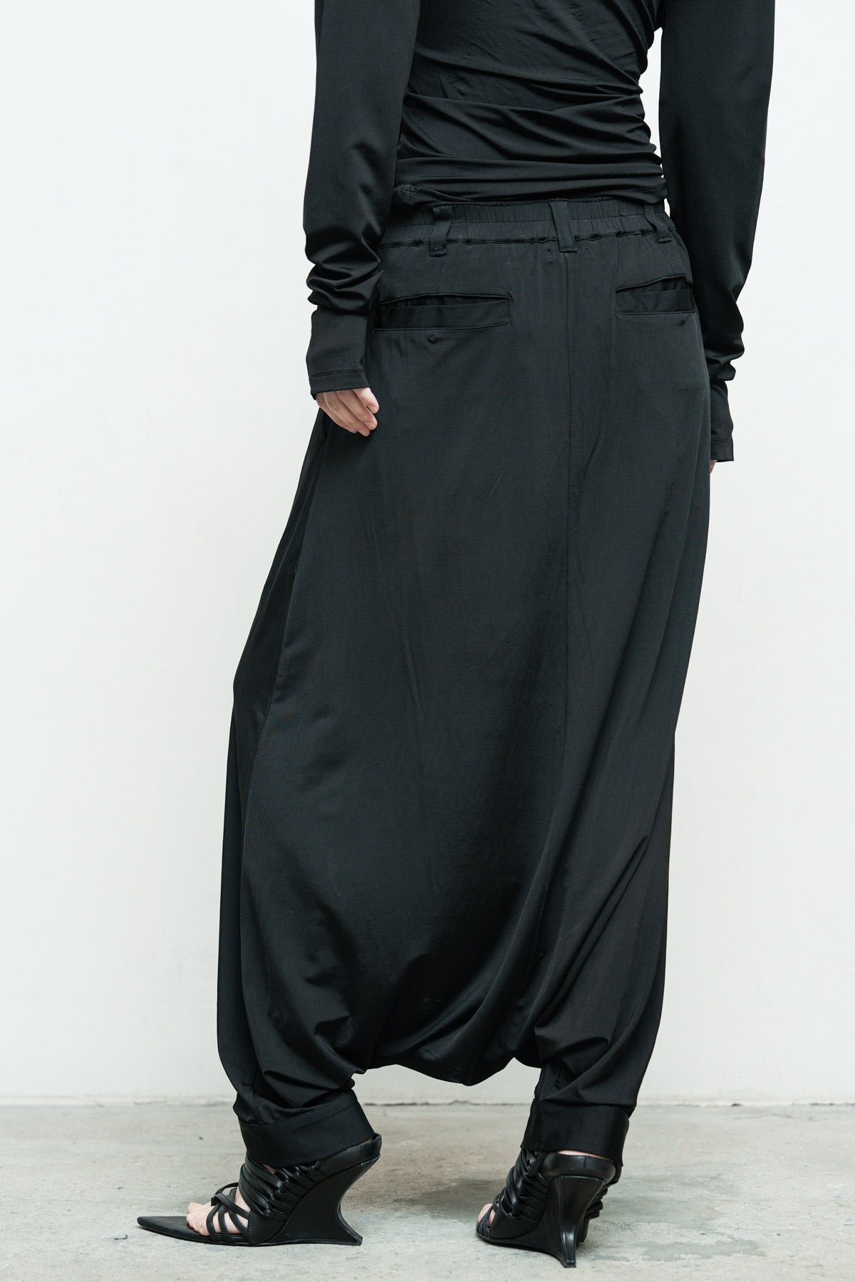 files/NicholasK-K-411-OpalTop-Black-P-306E-BahaSkant-Black-04.jpg