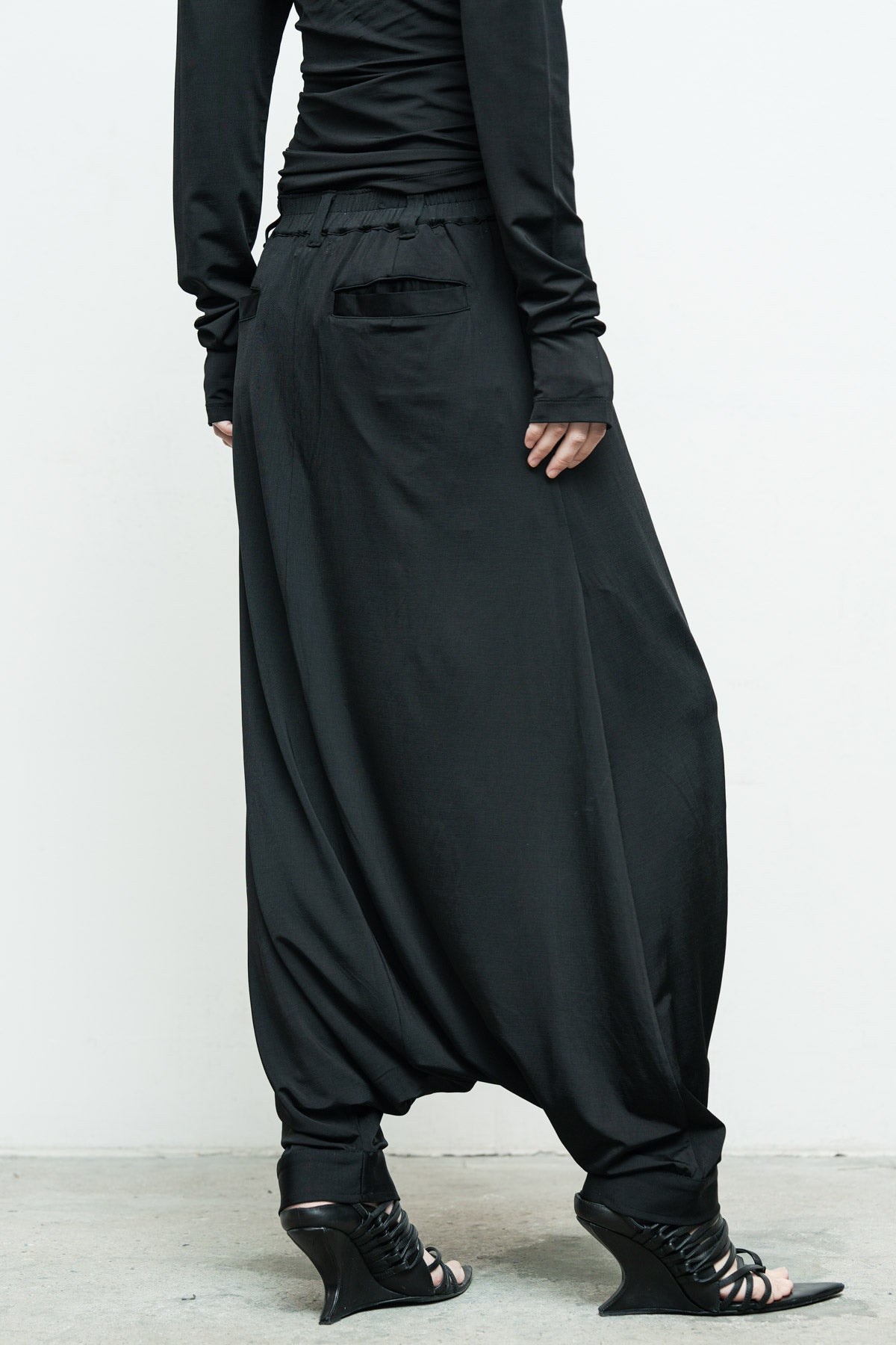 files/NicholasK-K-411-OpalTop-Black-P-306E-BahaSkant-Black-05.jpg
