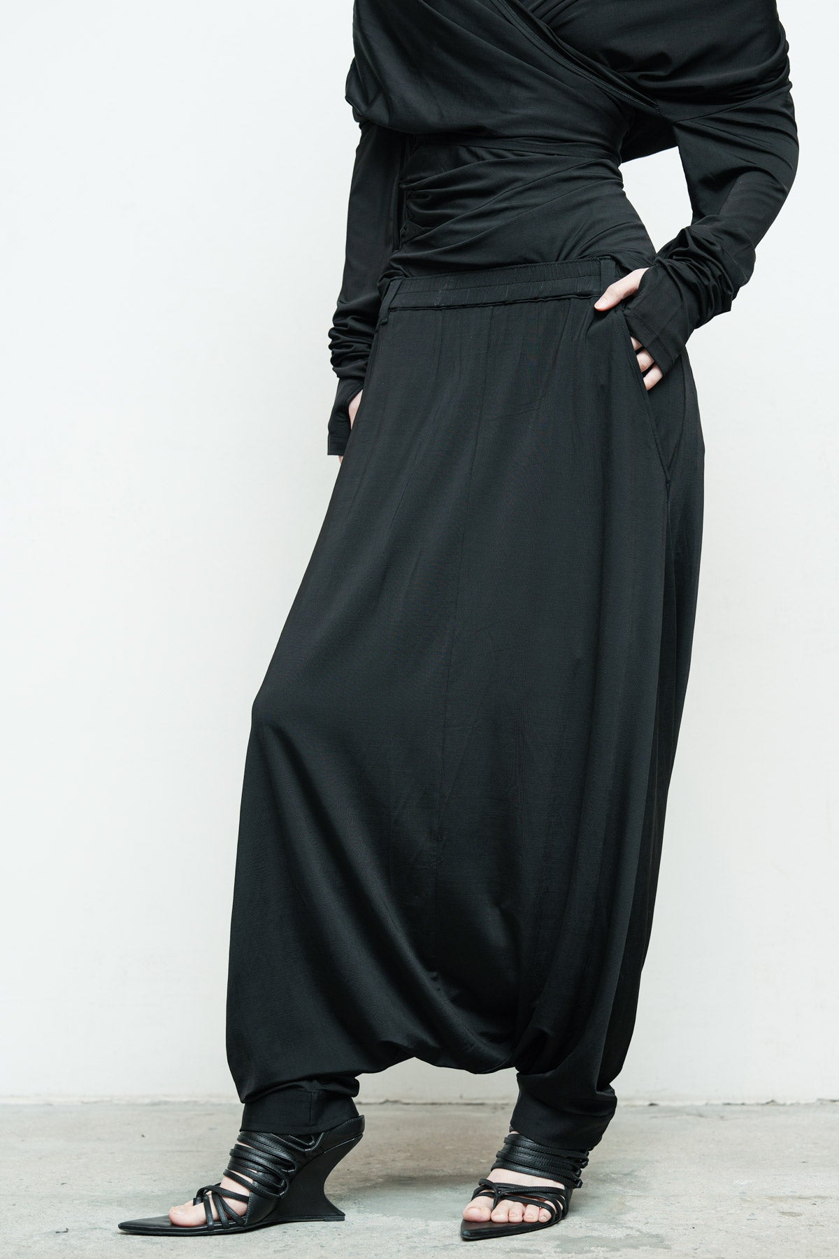 files/NicholasK-K-411-OpalTop-Black-P-306E-BahaSkant-Black-07.jpg