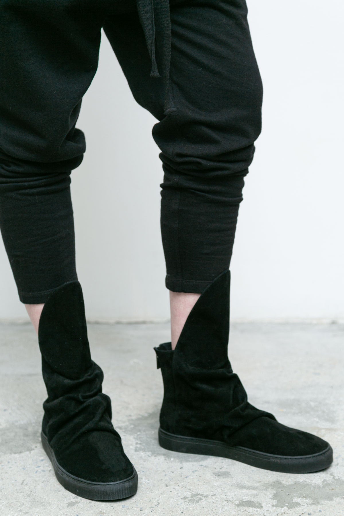 files/NicholasK-Kp-345B-LomgSlouchSweat-Black-A-210B-VidalSneaker-Black-01.jpg