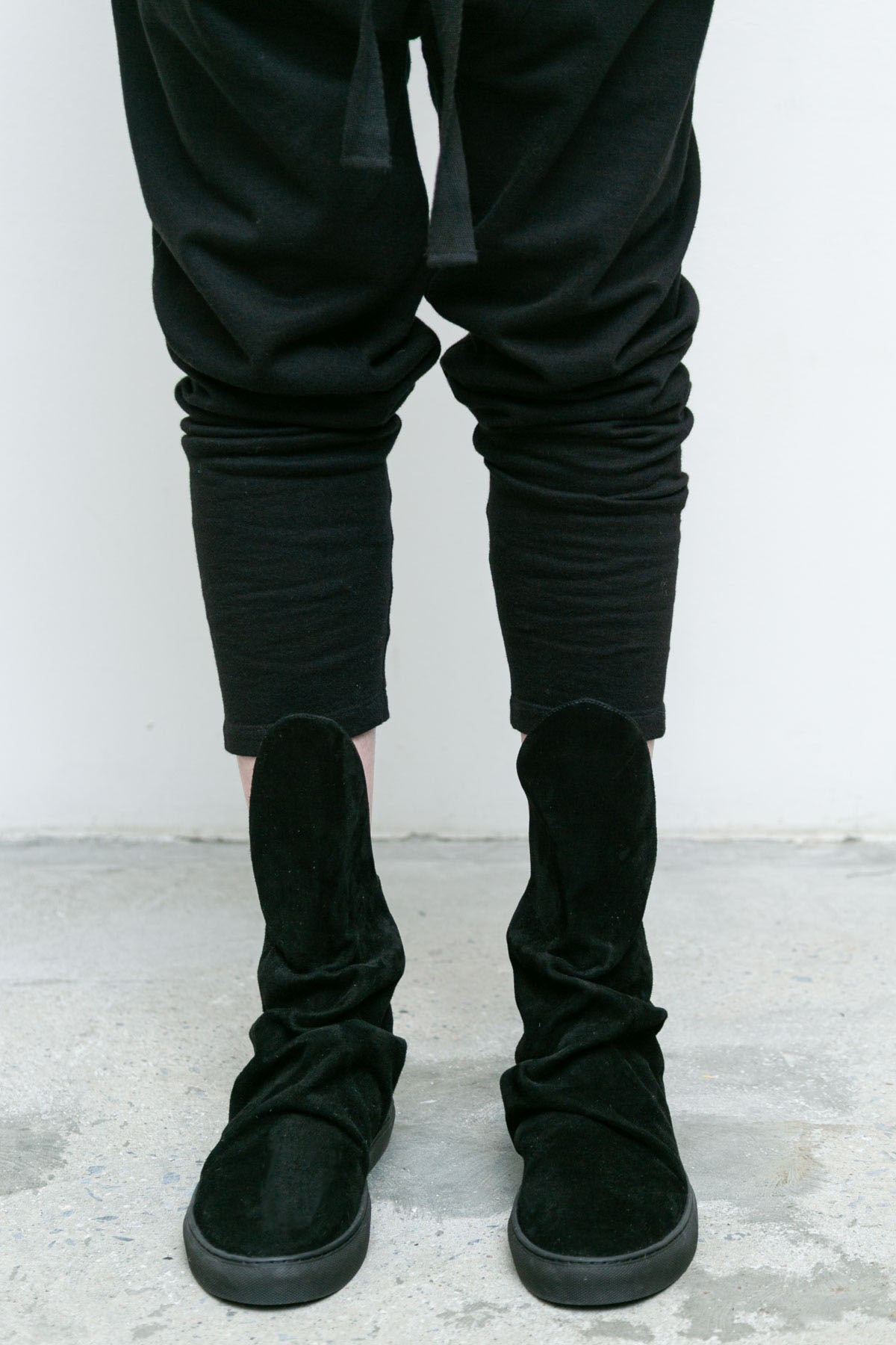 files/NicholasK-Kp-345B-LomgSlouchSweat-Black-A-210B-VidalSneaker-Black-03.jpg
