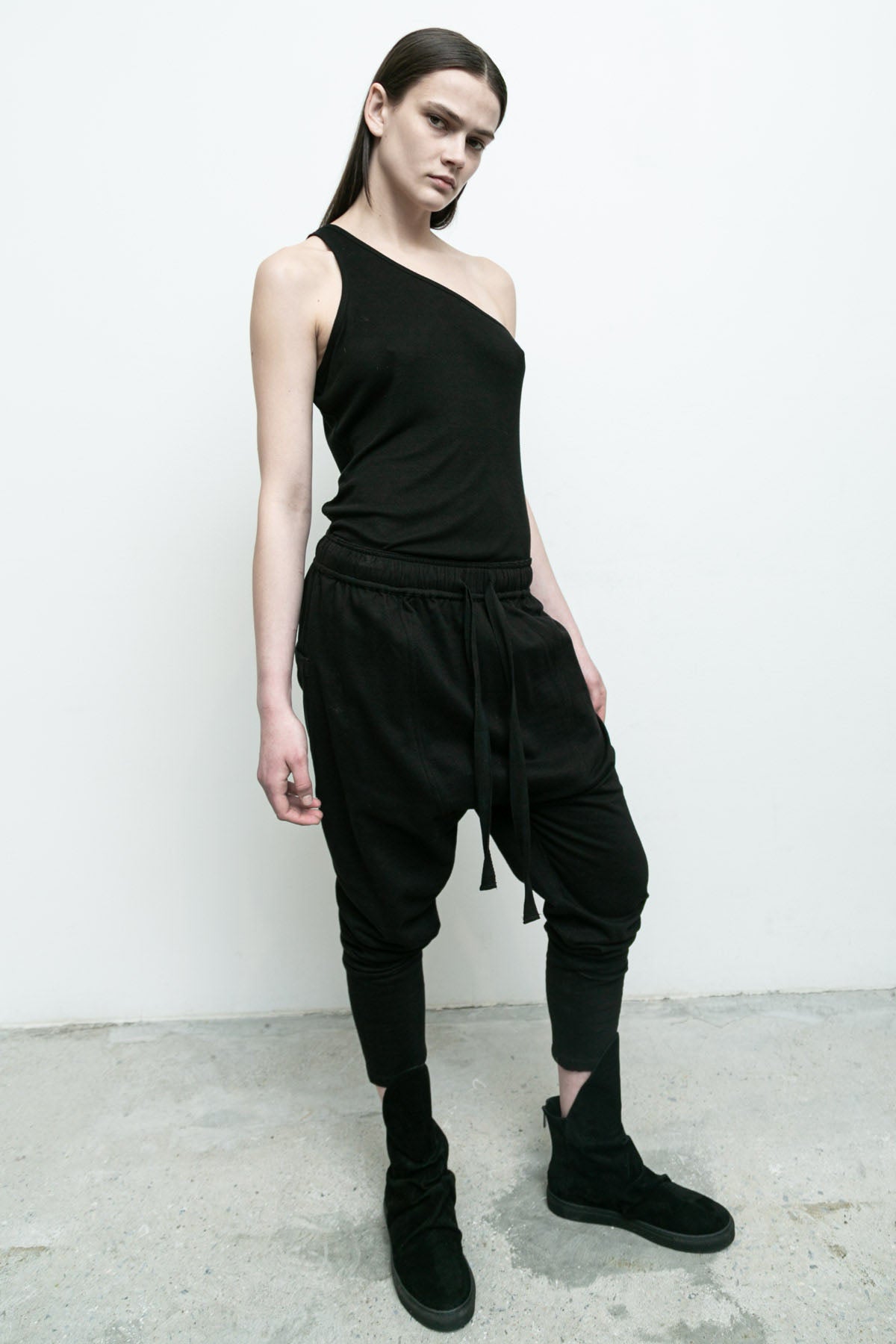 files/NicholasK-Kp-345B-LomgSlouchSweat-Black-A-210B-VidalSneaker-Black-04.jpg