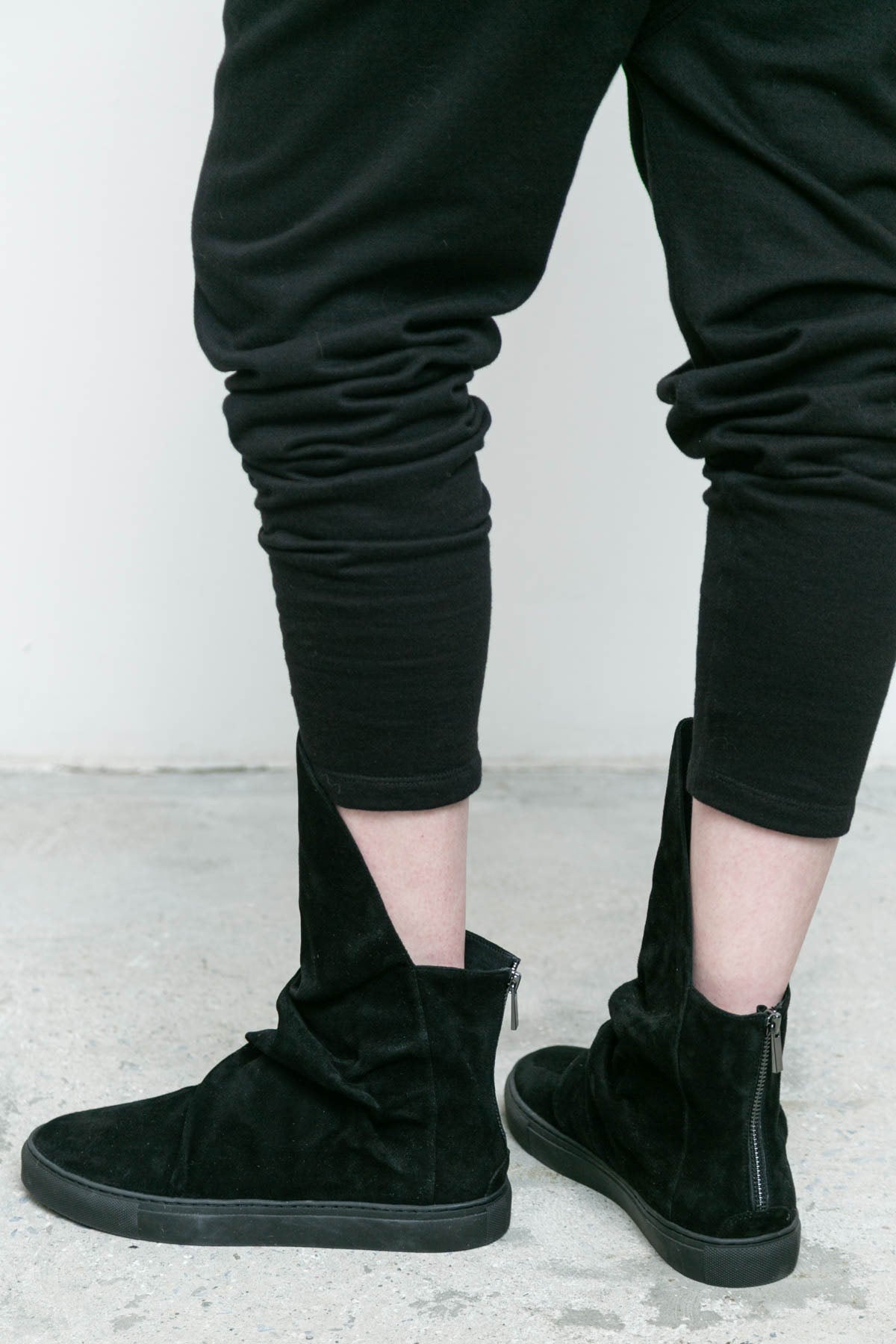 files/NicholasK-Kp-345B-LomgSlouchSweat-Black-A-210B-VidalSneaker-Black-05.jpg