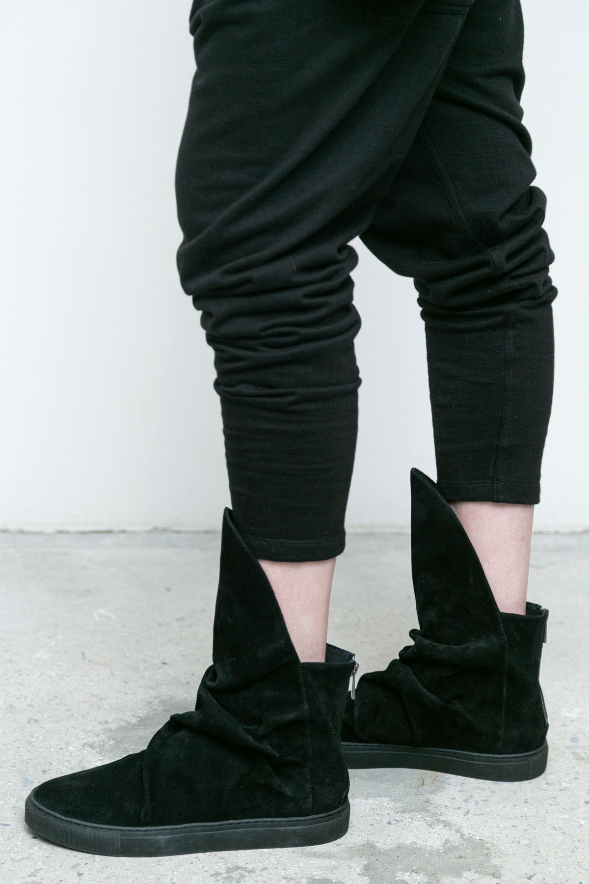 files/NicholasK-Kp-345B-LomgSlouchSweat-Black-A-210B-VidalSneaker-Black-06.jpg