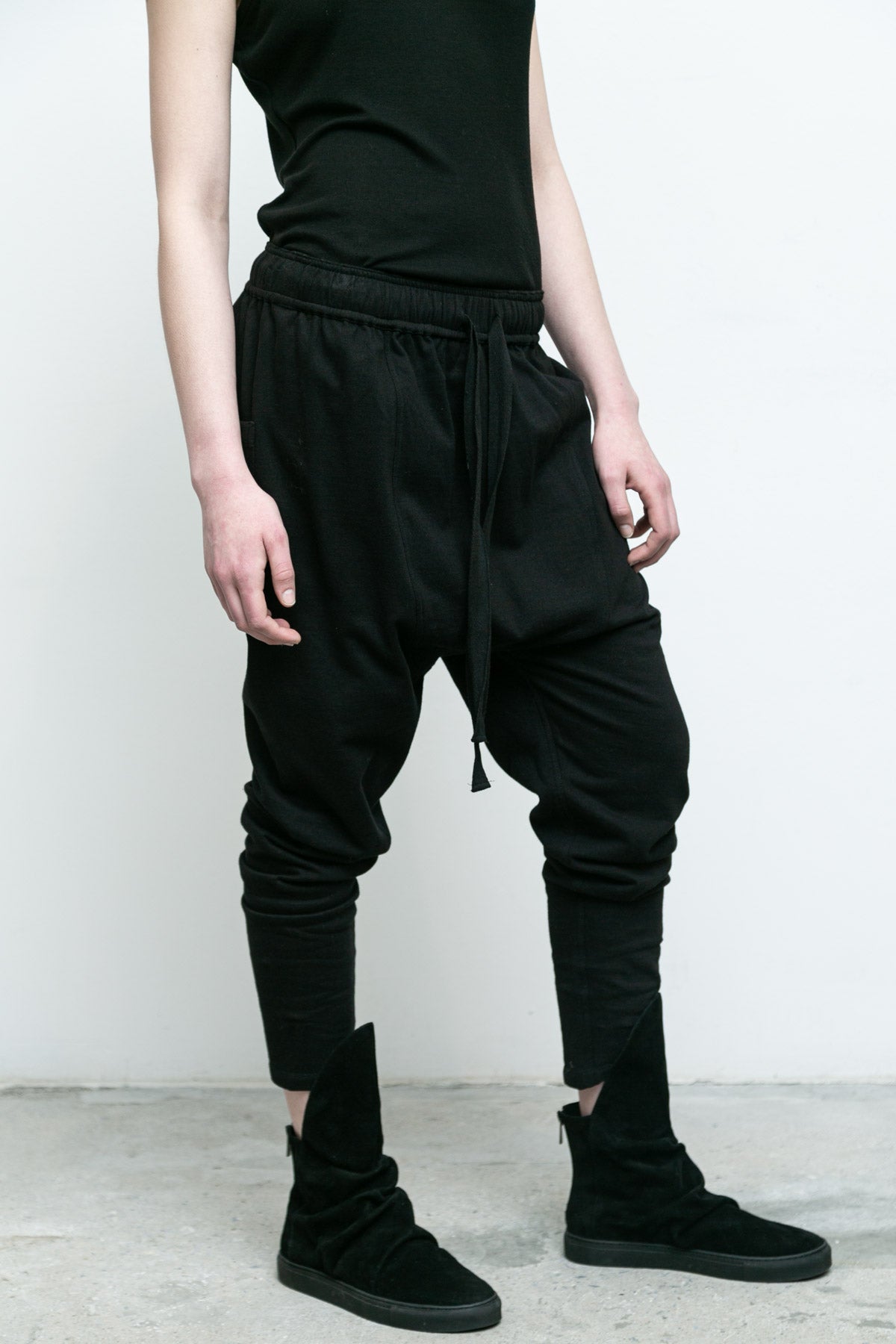 files/NicholasK-Kp-345B-LomgSlouchSweat-Black-A-210B-VidalSneaker-Black-07.jpg