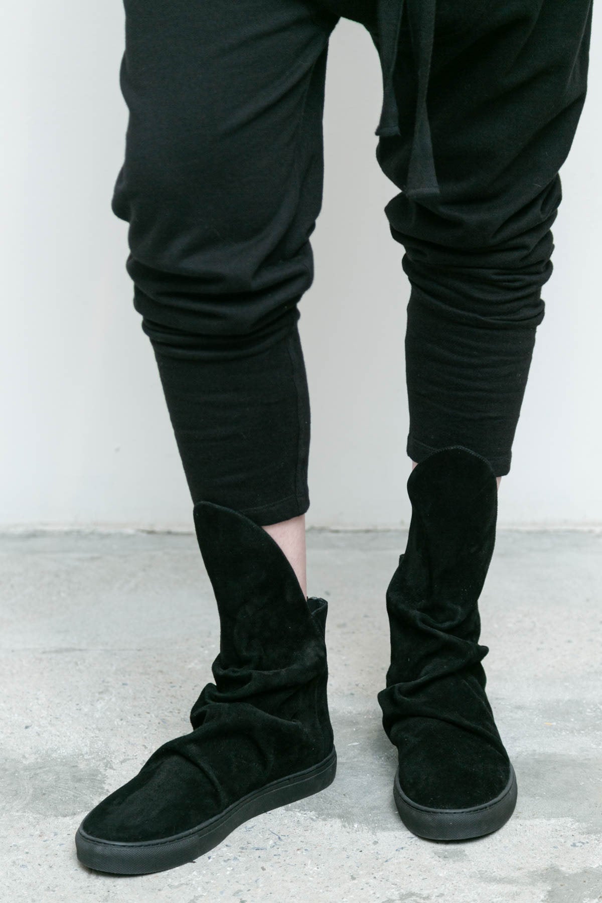 files/NicholasK-Kp-345B-LomgSlouchSweat-Black-A-210B-VidalSneaker-Black-09.jpg