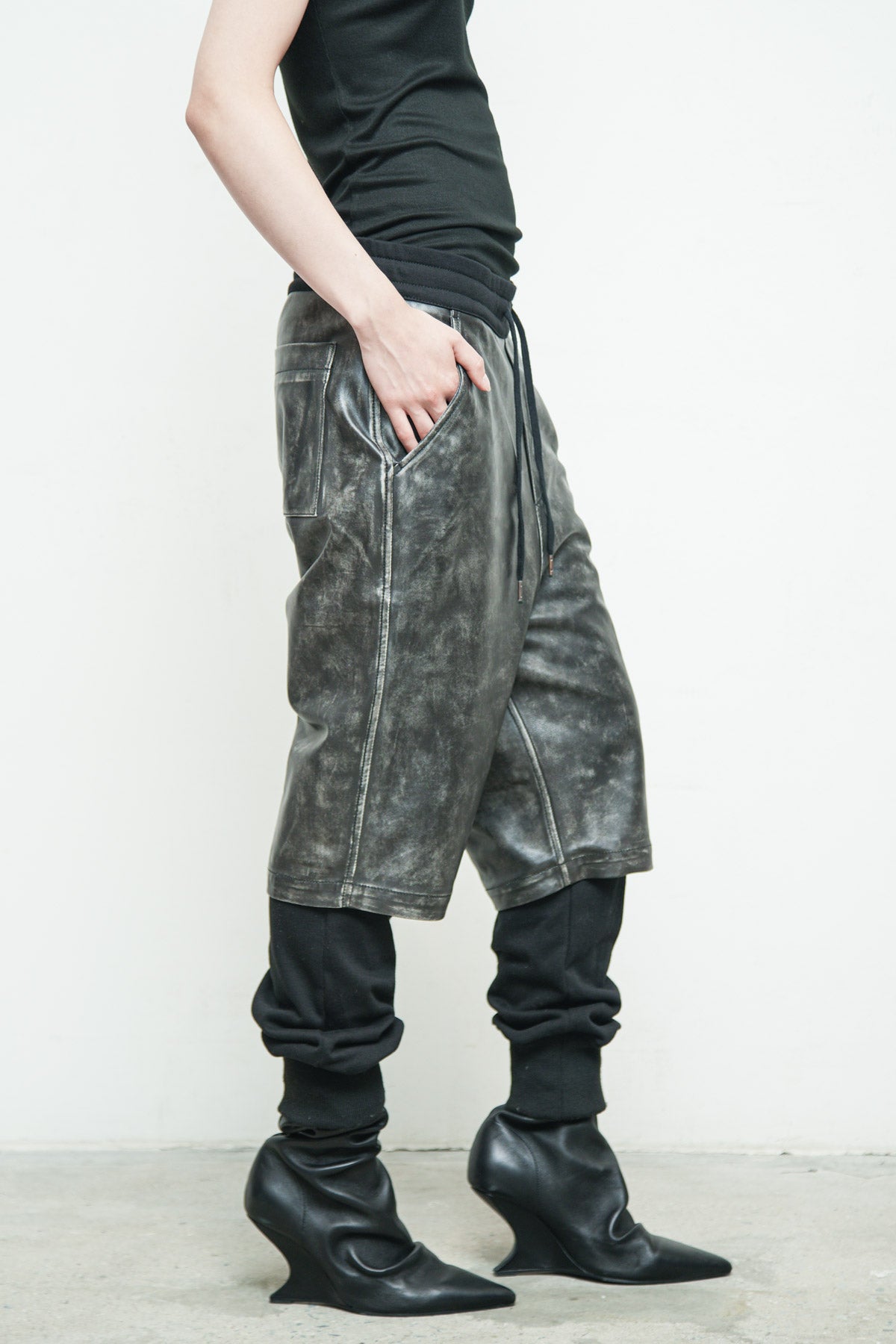 files/NicholasK-O-463-DavosBomber-BlackBeige-P-347-MaceoPant-BlackBlack-05.jpg