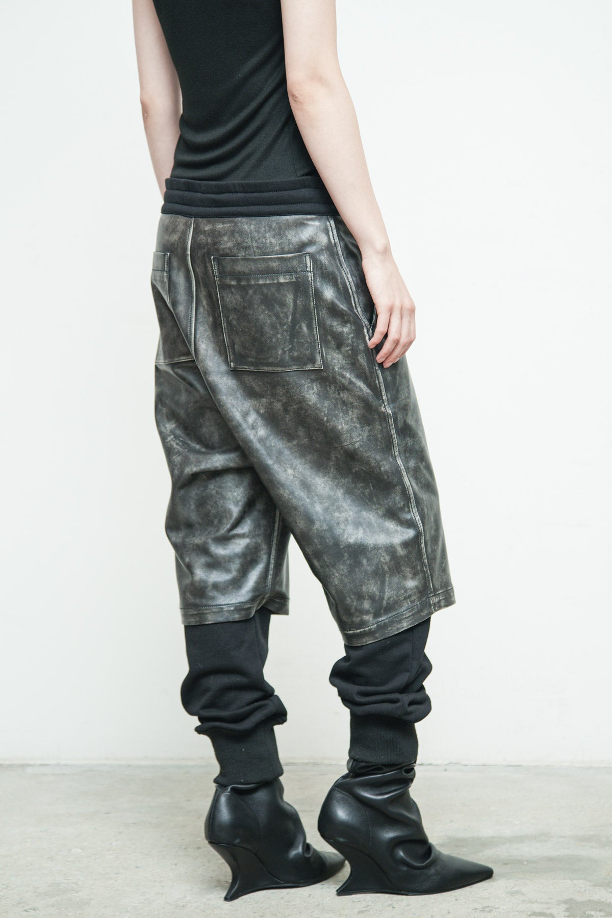 files/NicholasK-O-463-DavosBomber-BlackBeige-P-347-MaceoPant-BlackBlack-06.jpg