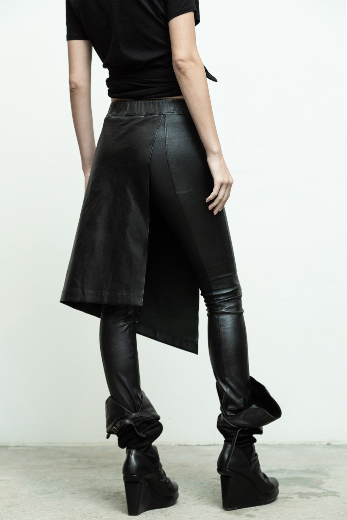 files/NicholasK-P-305-RemiLegging-Black-010.jpg