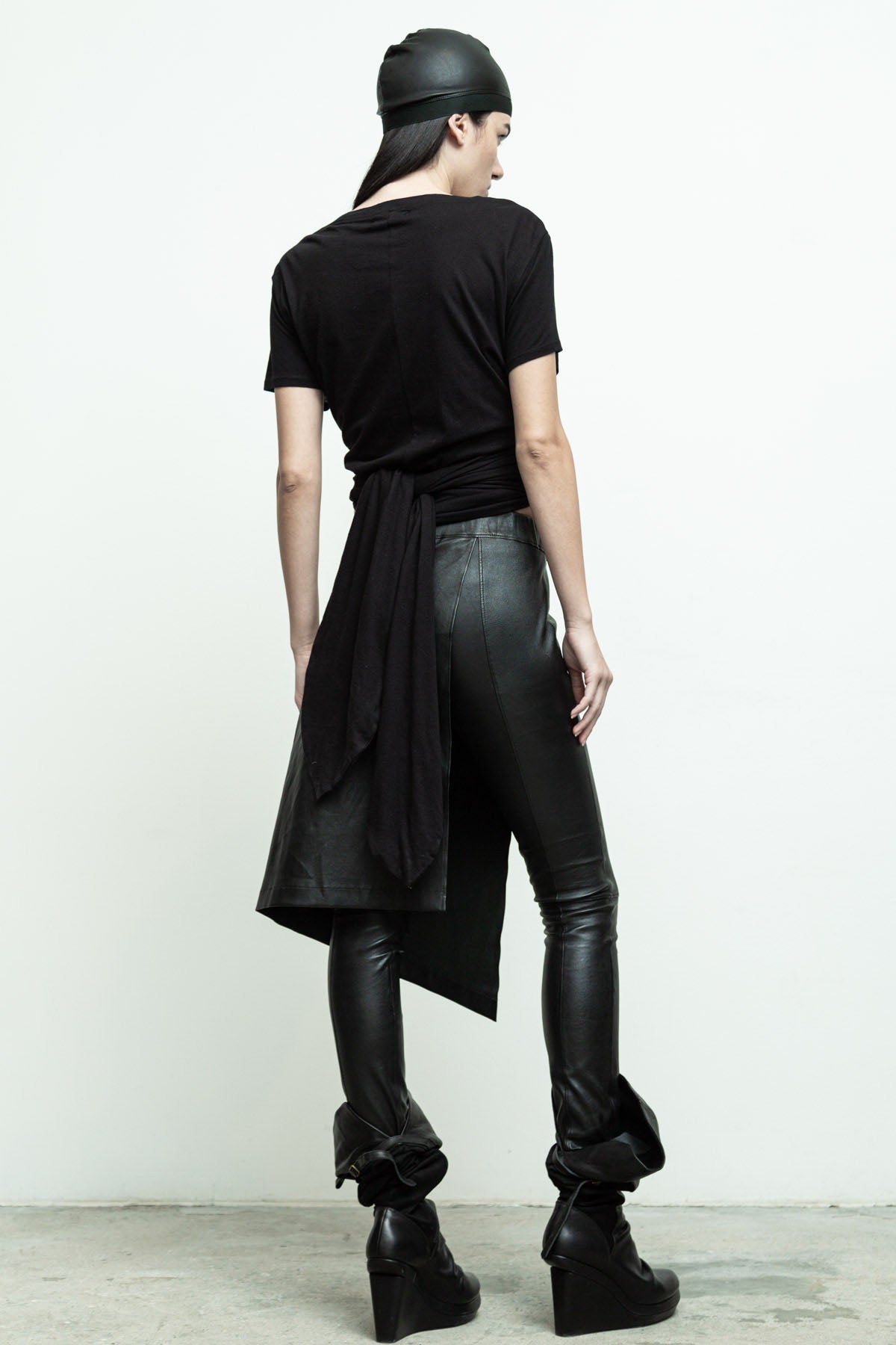 files/NicholasK-P-305-RemiLegging-Black-07.jpg