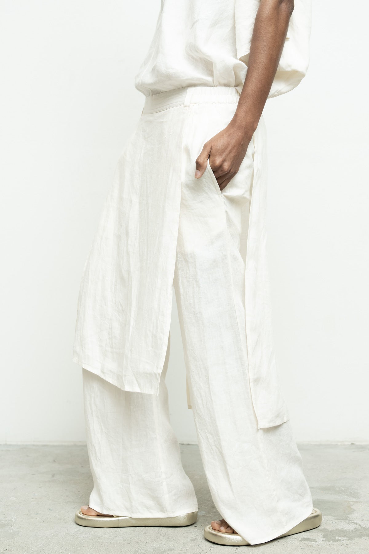 files/NicholasK-P-333-ZeniaPant-OffWhite-01.jpg