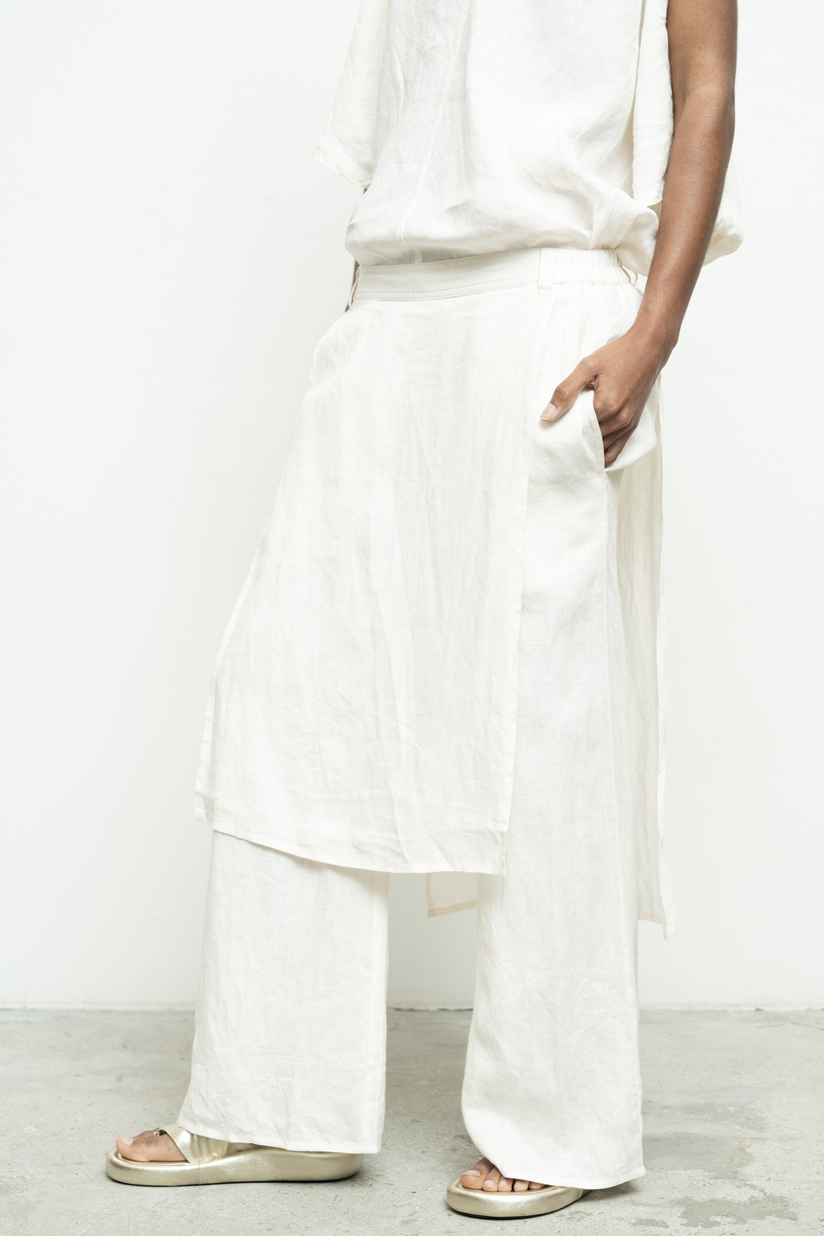 files/NicholasK-P-333-ZeniaPant-OffWhite-05.jpg