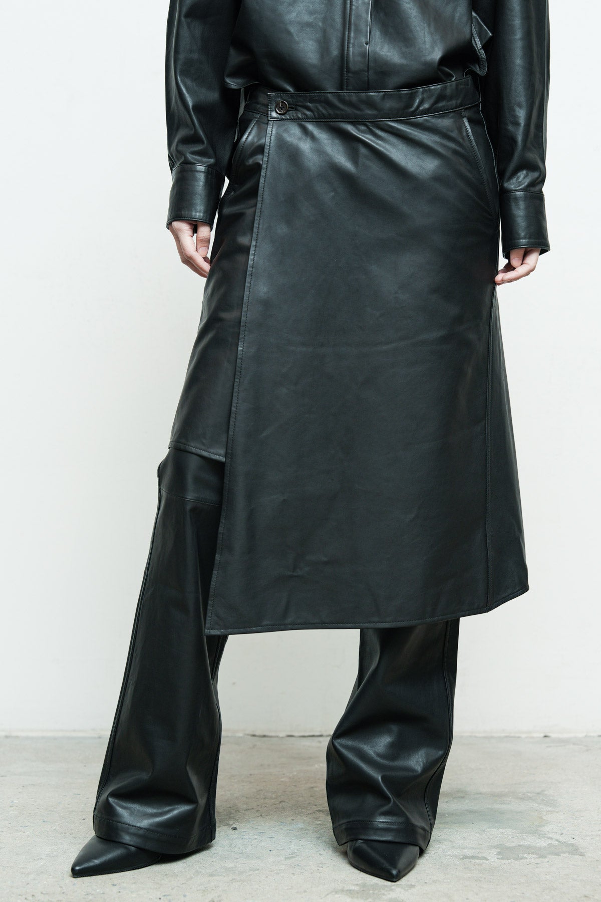 files/NicholasK-S-343B-FreyjaShirt-Black-180-P-332B-VosPant-Black-01.jpg