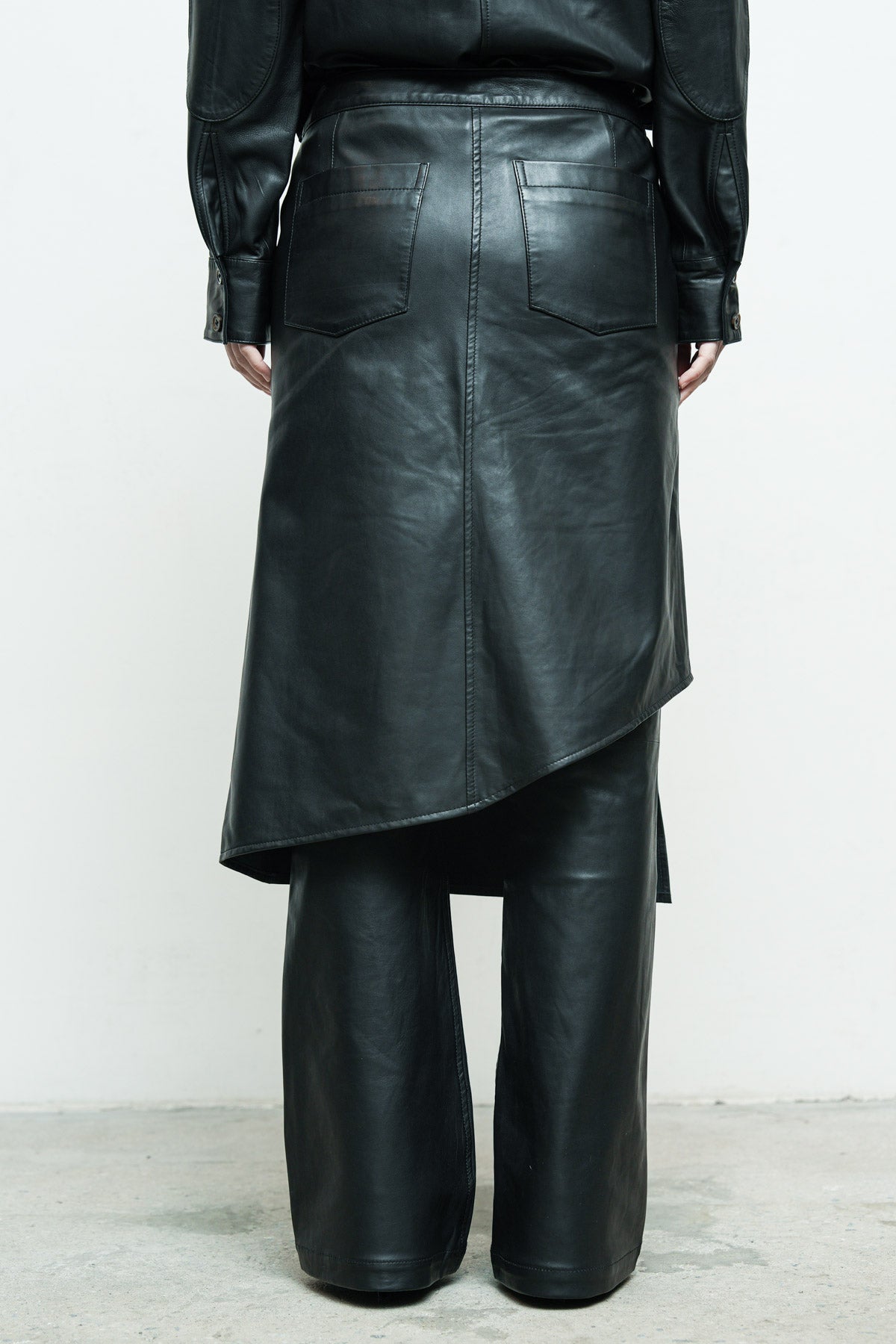 files/NicholasK-S-343B-FreyjaShirt-Black-180-P-332B-VosPant-Black-010.jpg