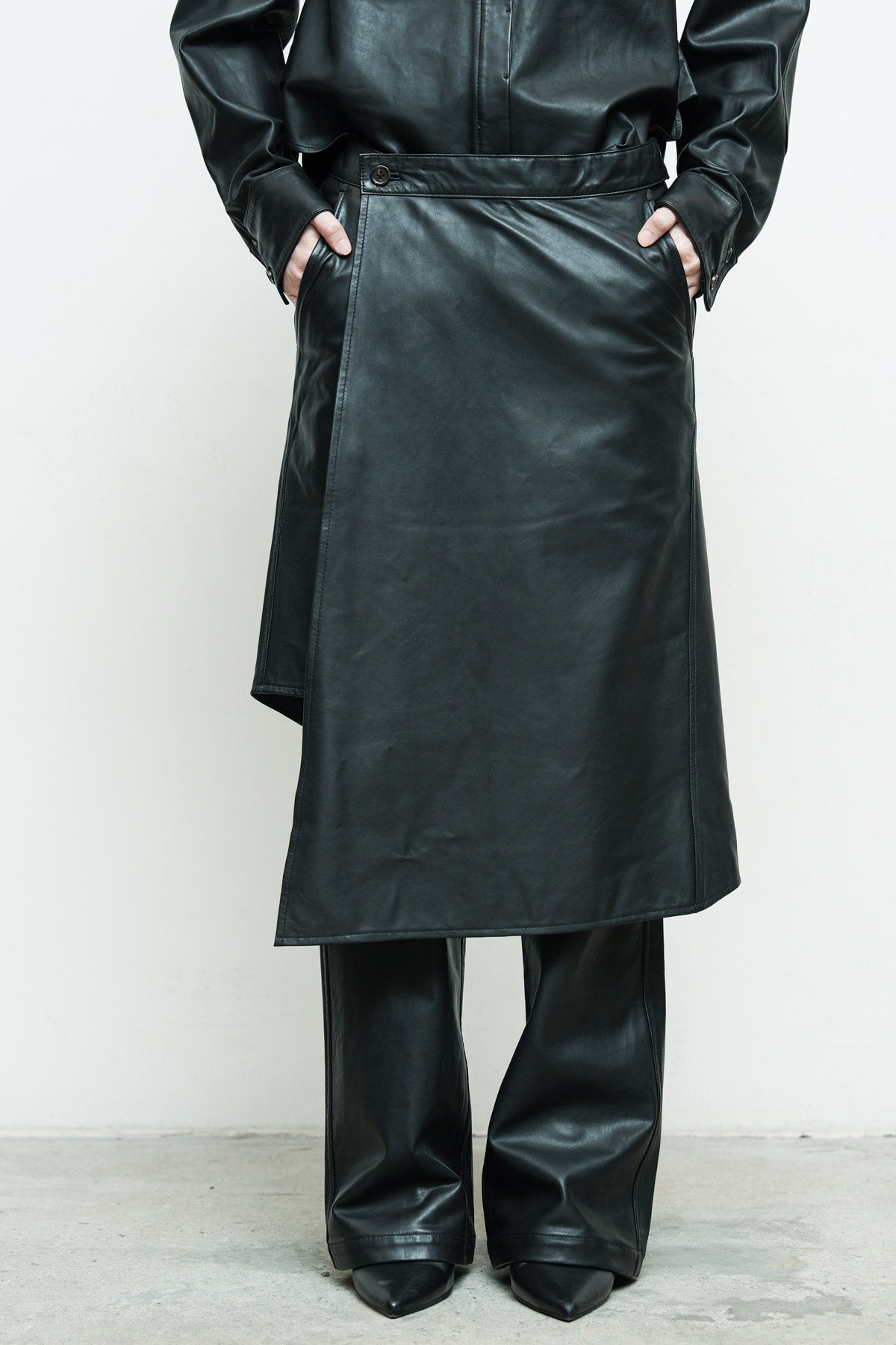 files/NicholasK-S-343B-FreyjaShirt-Black-180-P-332B-VosPant-Black-05.jpg