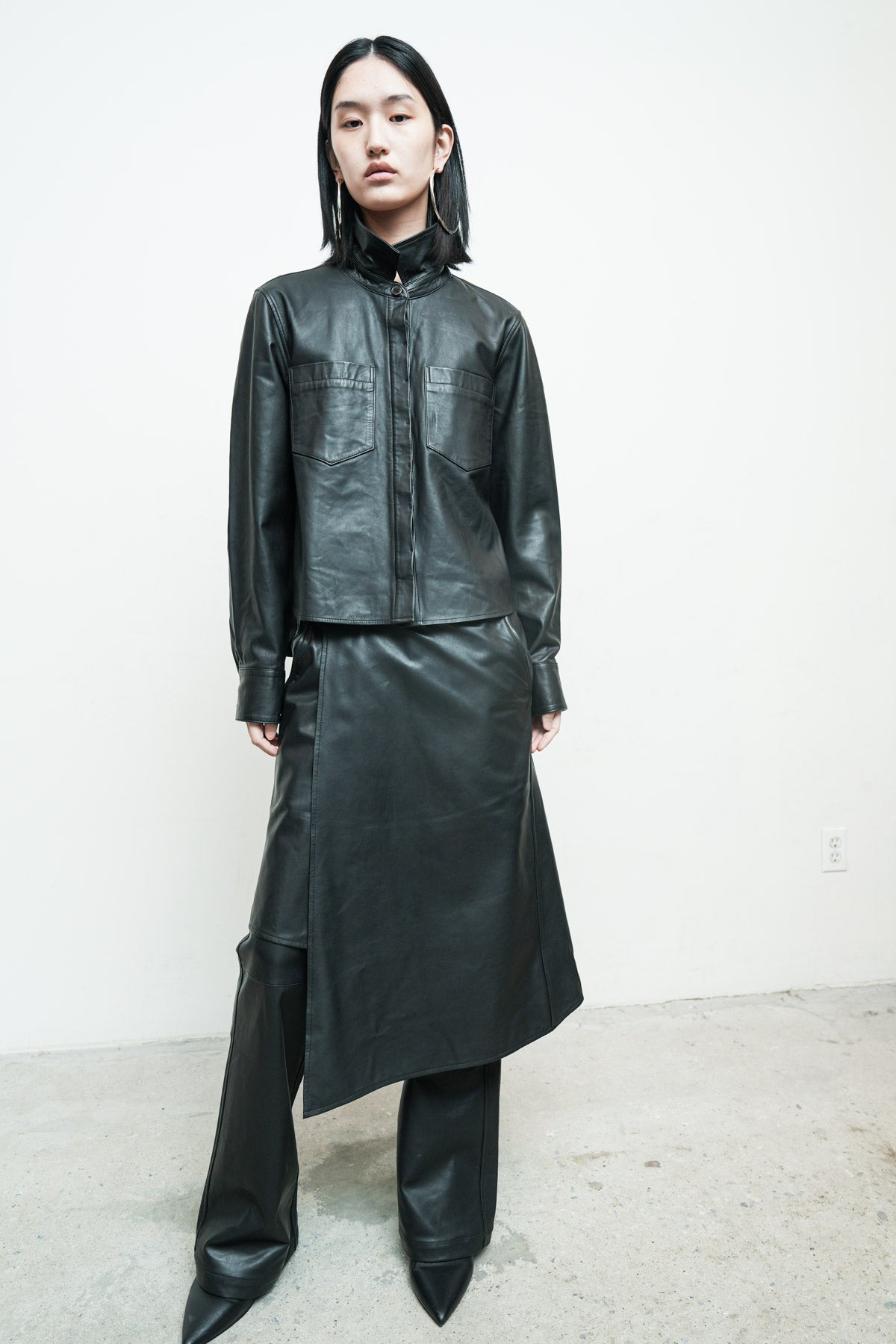 files/NicholasK-S-343B-FreyjaShirt-Black-180-P-332B-VosPant-Black-08.jpg