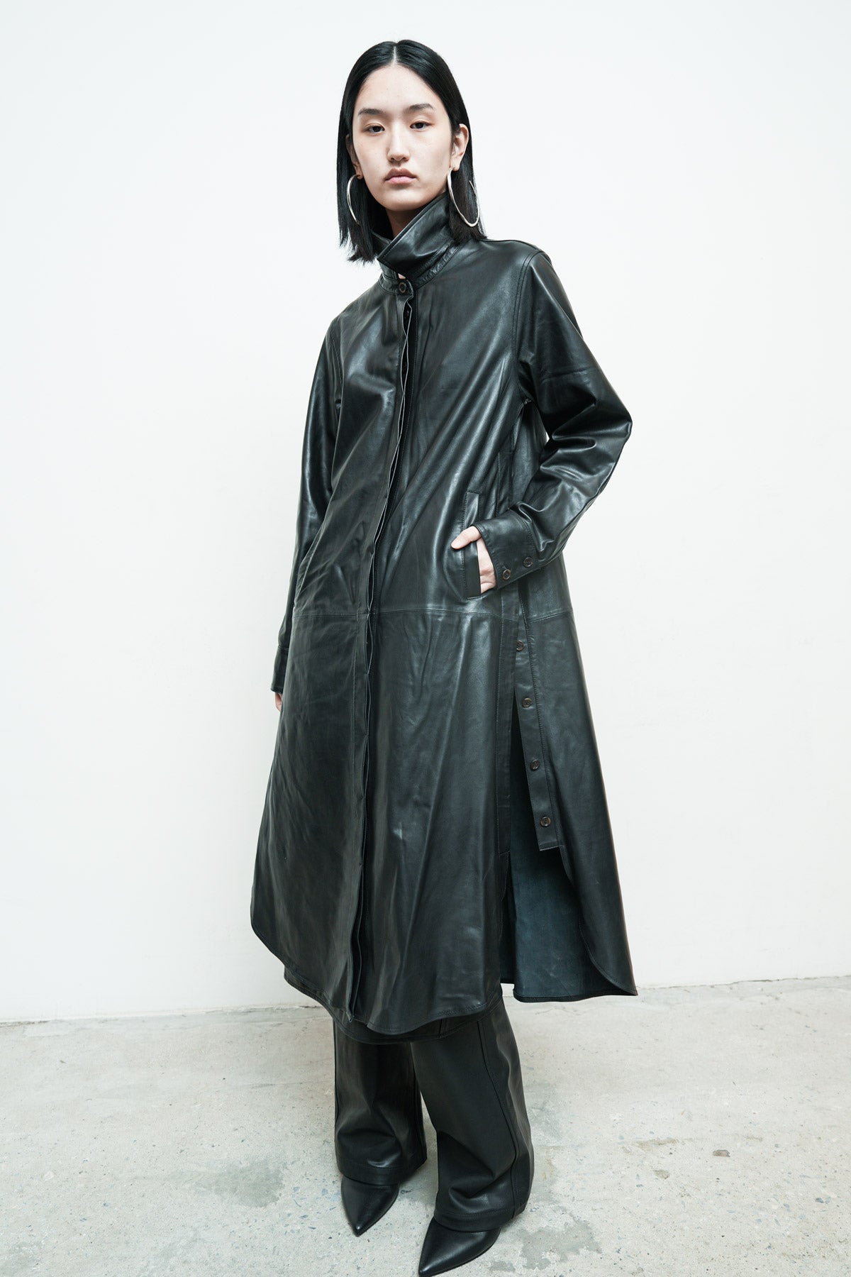 files/NicholasK-S-344B-SylasShirt-Black-P-332B-VosPant-Black-05.jpg