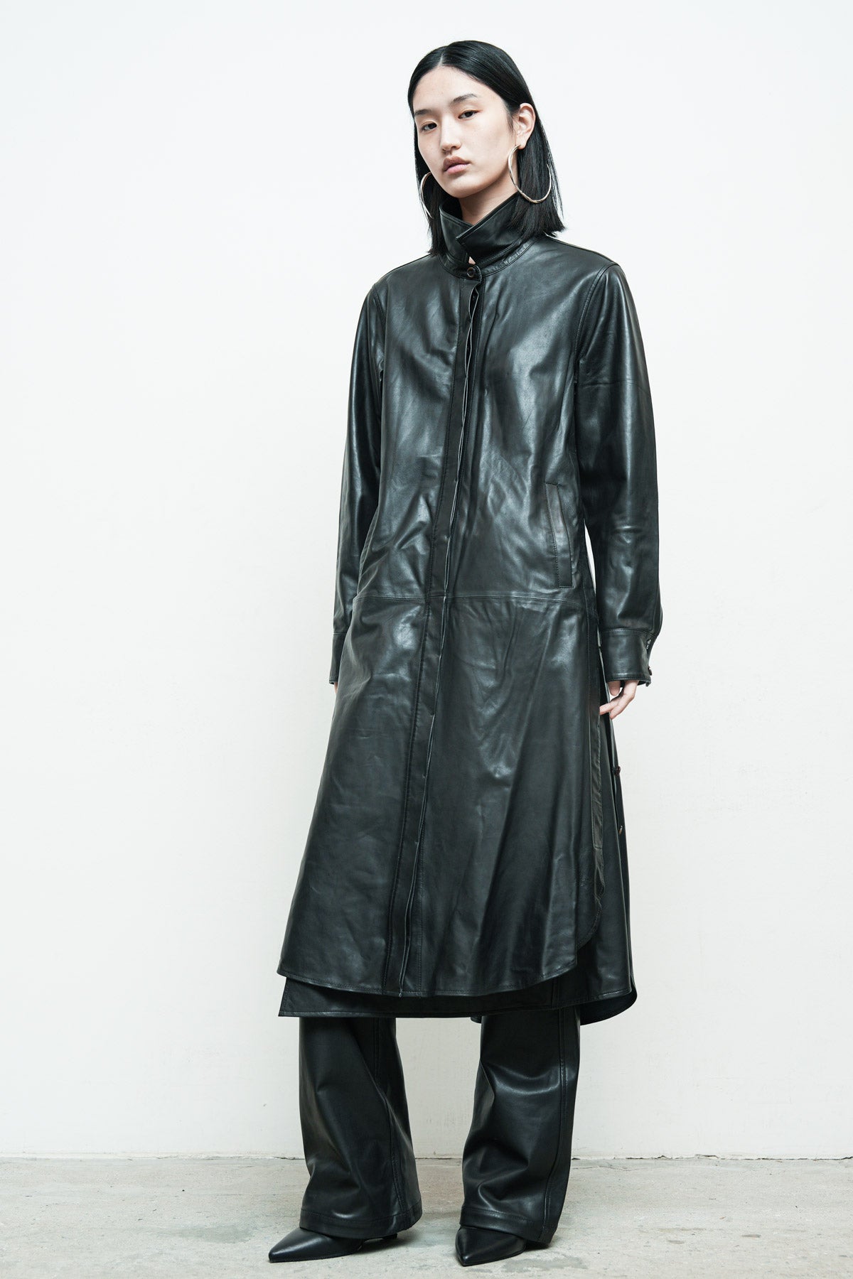 files/NicholasK-S-344B-SylasShirt-Black-P-332B-VosPant-Black-06.jpg