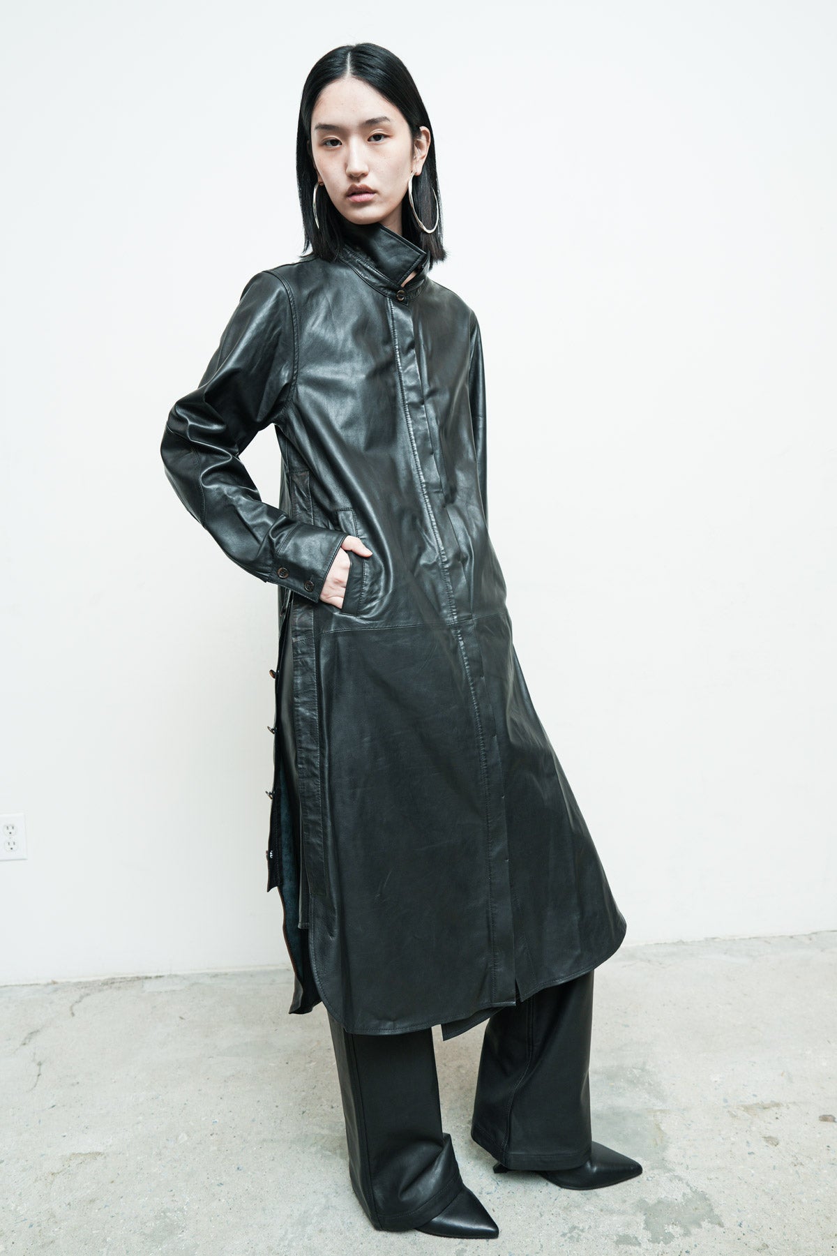 files/NicholasK-S-344B-SylasShirt-Black-P-332B-VosPant-Black-07.jpg