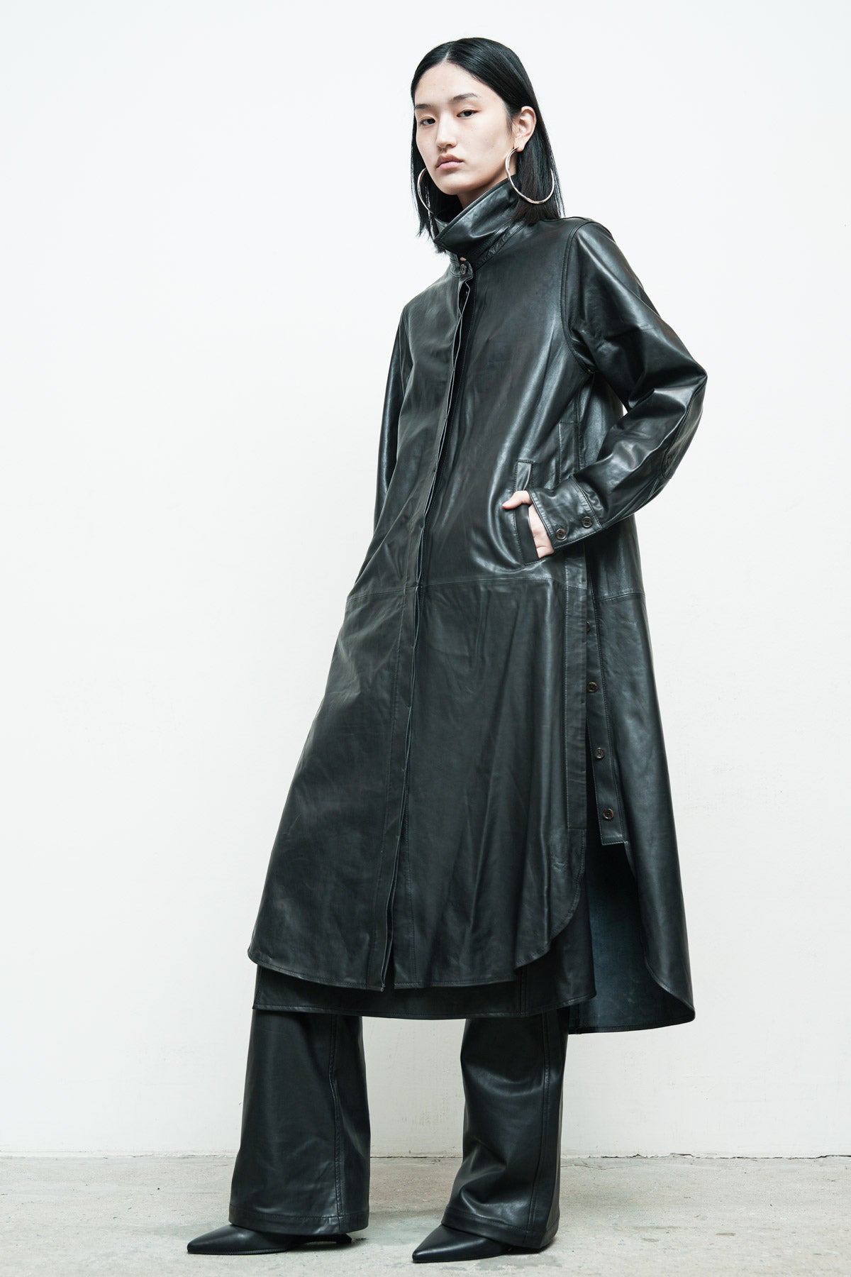 files/NicholasK-S-344B-SylasShirt-Black-P-332B-VosPant-Black-08.jpg