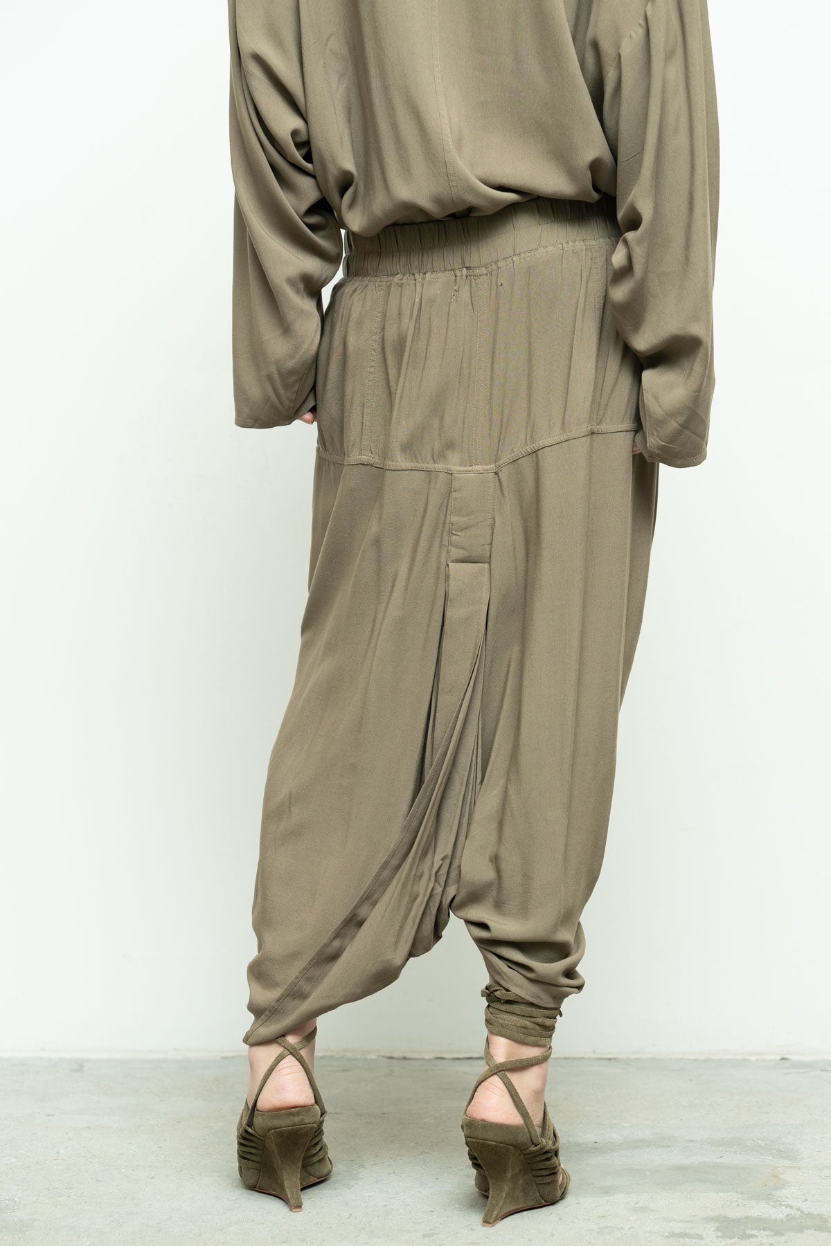 files/NicholasK-S-350-KillanShirt-Dune-P-272D-OttomanPant-Dune-04.jpg
