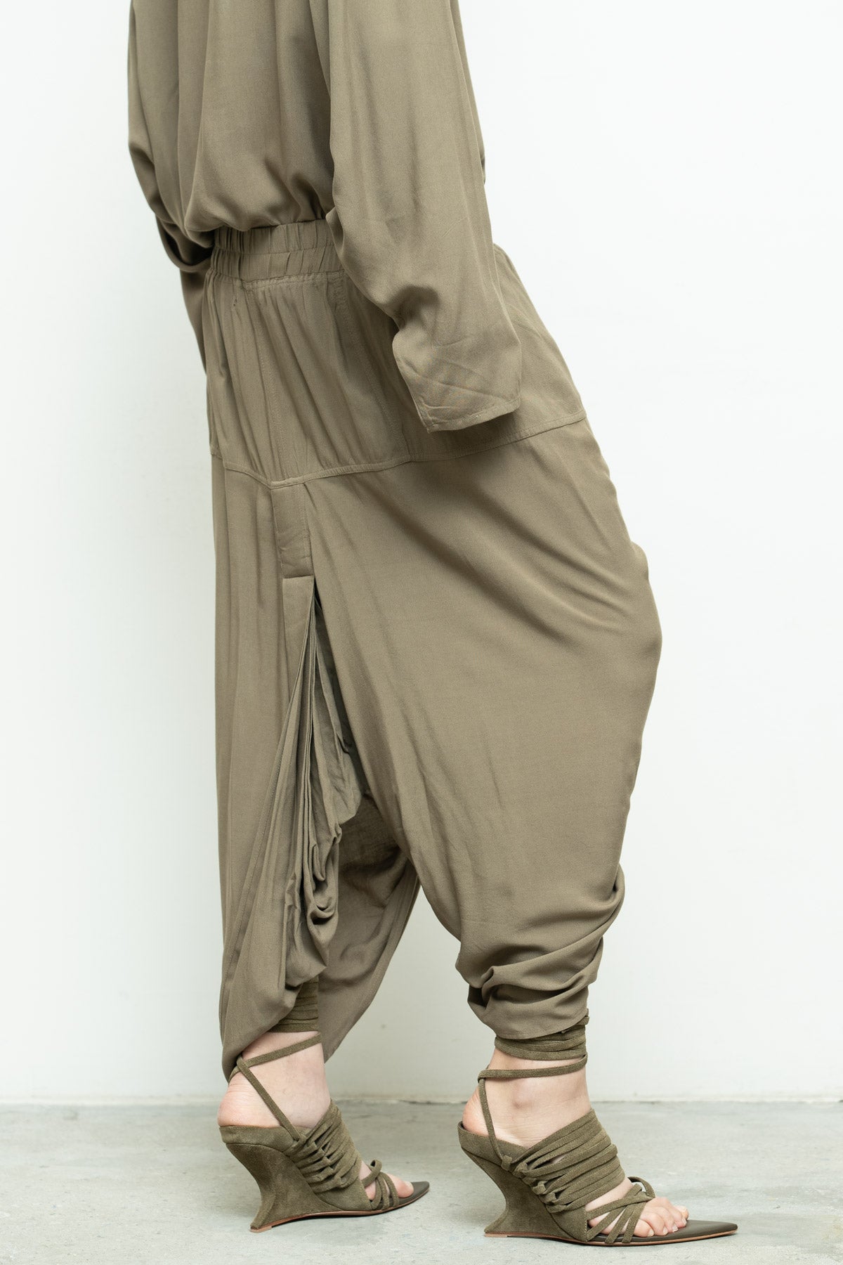 files/NicholasK-S-350-KillanShirt-Dune-P-272D-OttomanPant-Dune-05.jpg