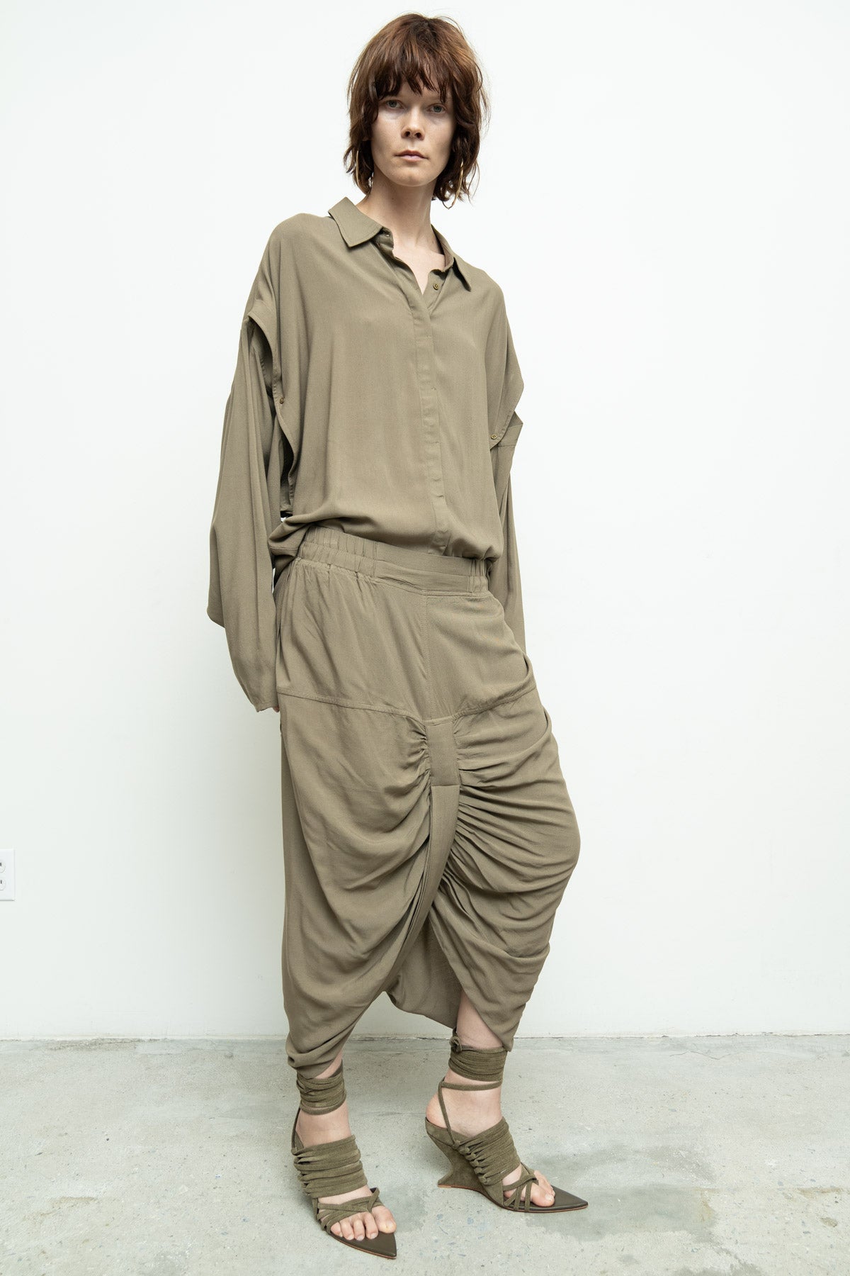 files/NicholasK-S-350-KillanShirt-Dune-P-272D-OttomanPant-Dune-08.jpg