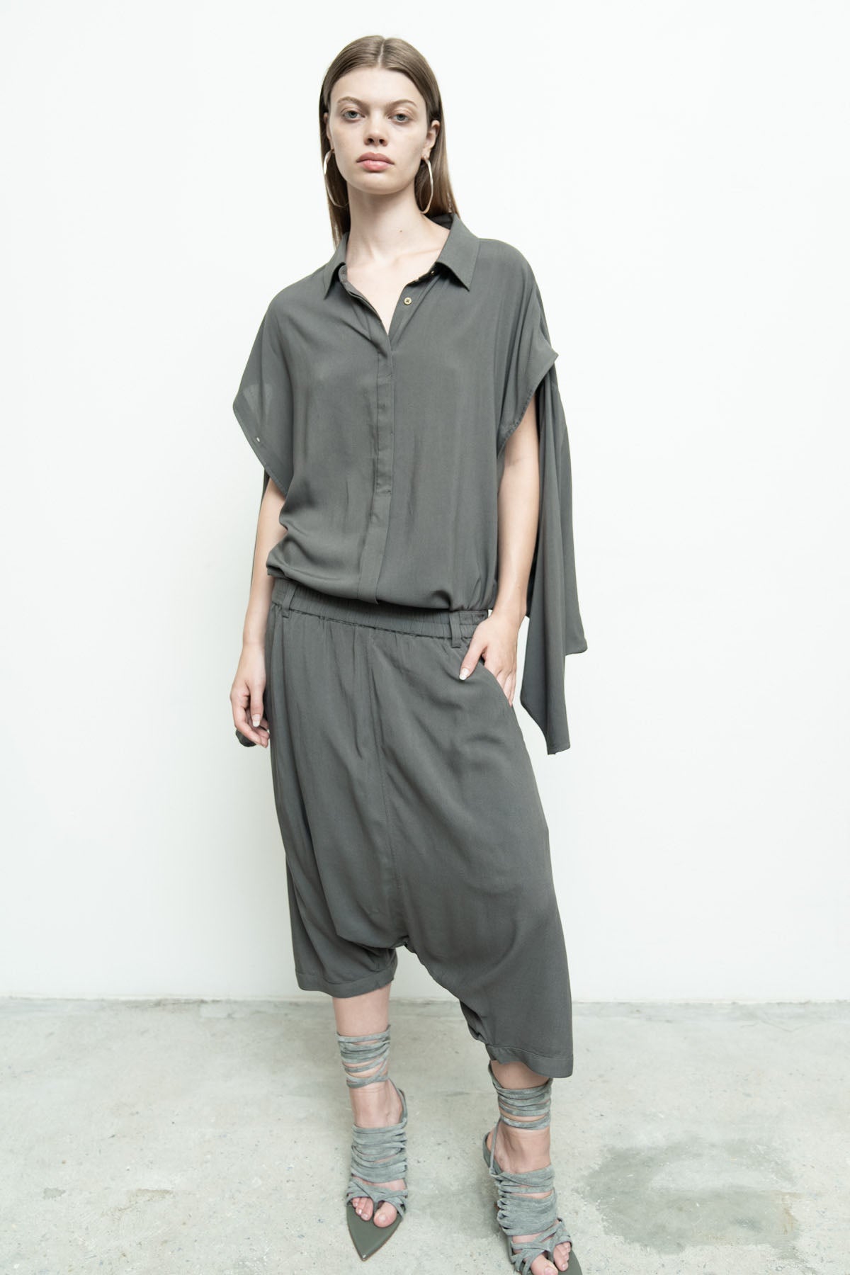 files/NicholasK-S-350-KillanShirt-Slate-P-338C-MillaShort-Slate-A-081AWO-Slate-08.jpg