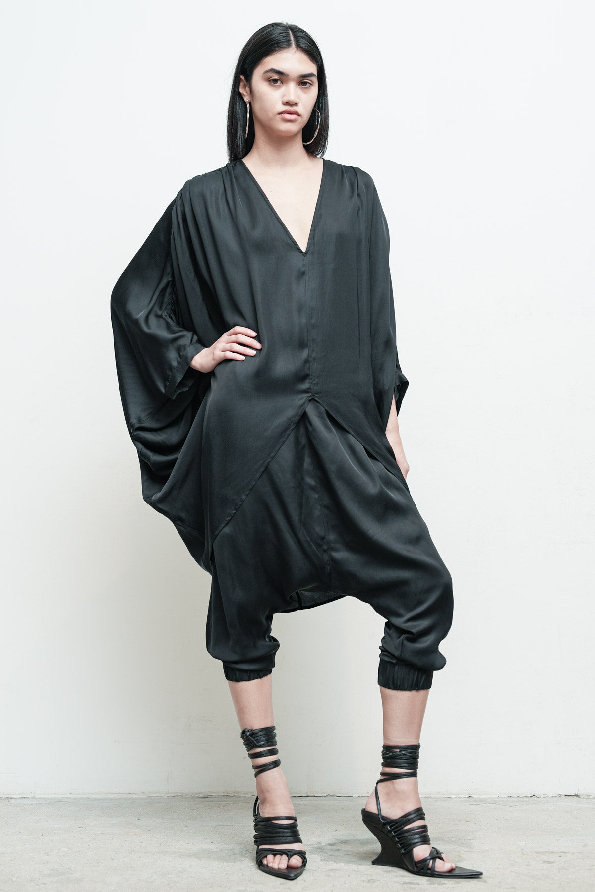 files/NicholasK-S-353A-RiverShirt-Black-03_8b5f4d64-fdbb-409a-9bd6-a04e43b8f384.jpg