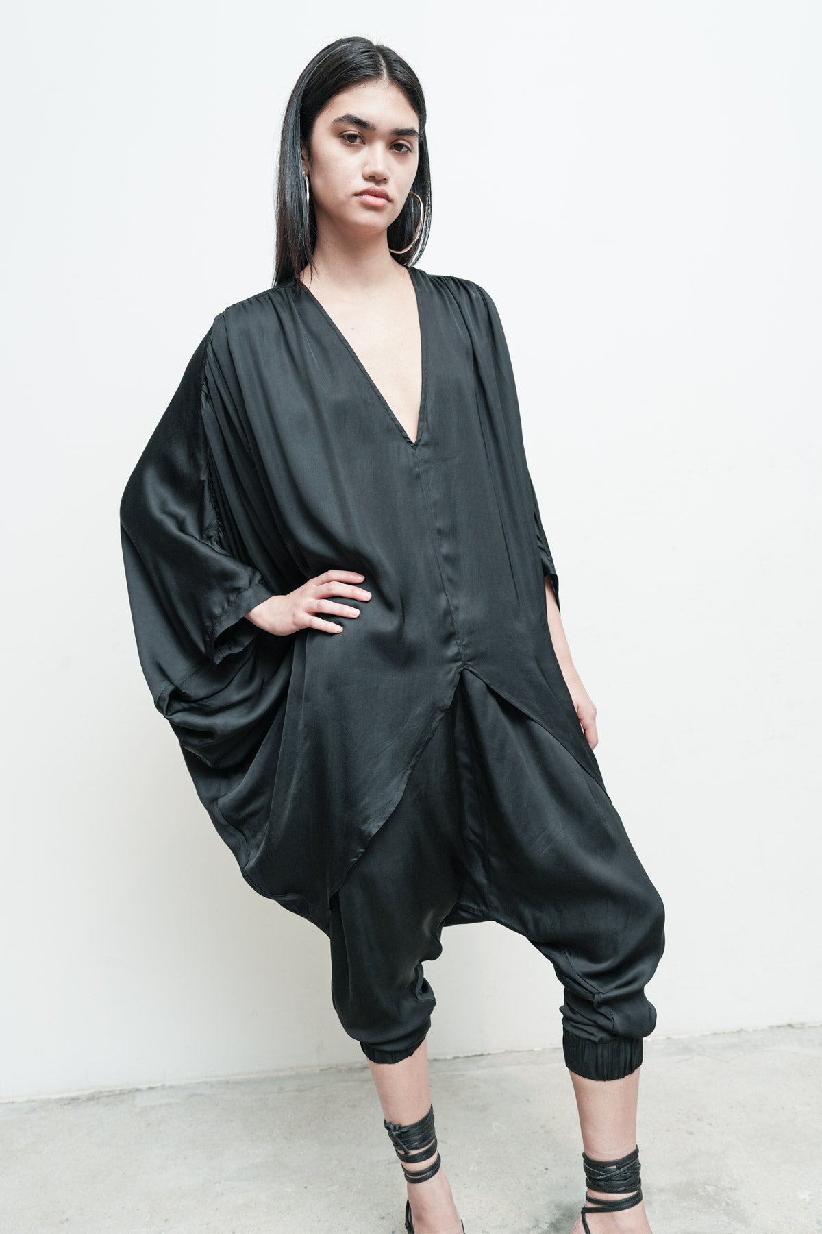 files/NicholasK-S-353A-RiverShirt-Black-09.jpg